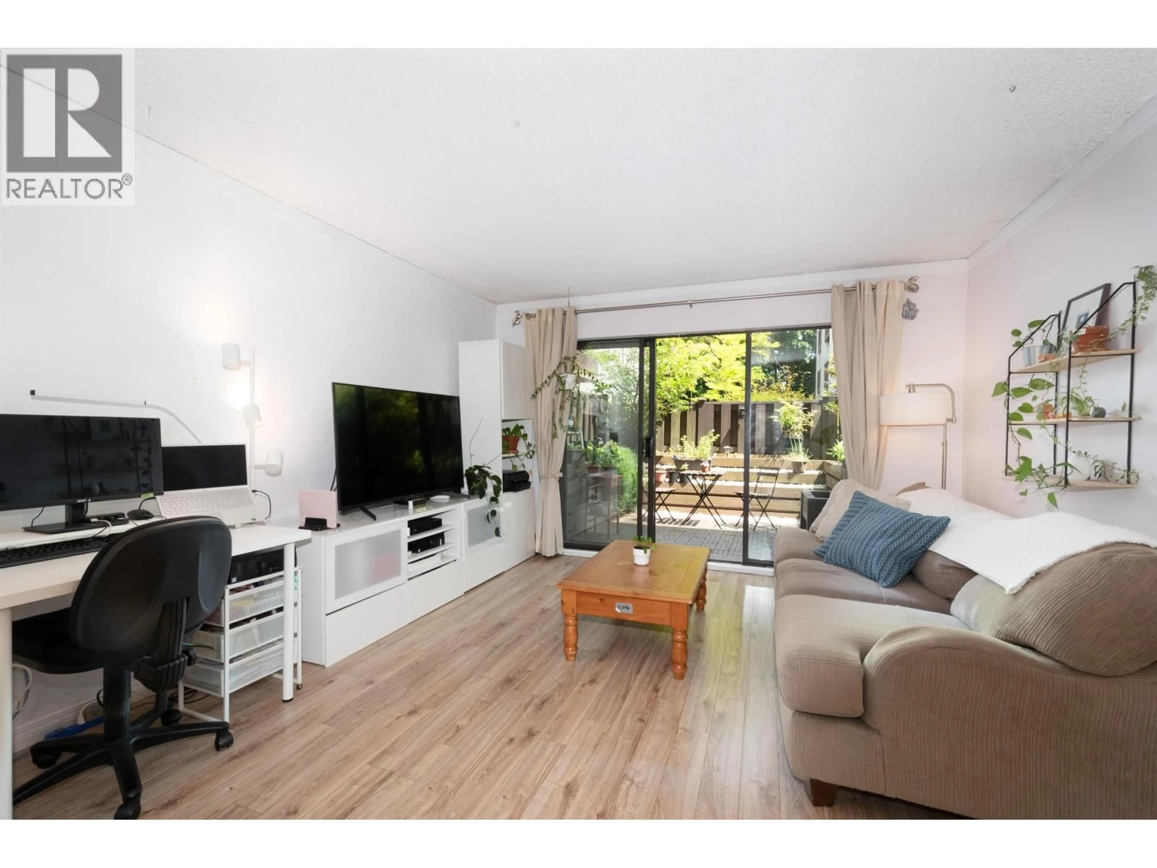 Living room with furniture, wood/laminate floor for 8 - 385 GINGER DRIVE, New Westminster British Columbia V3L5L6