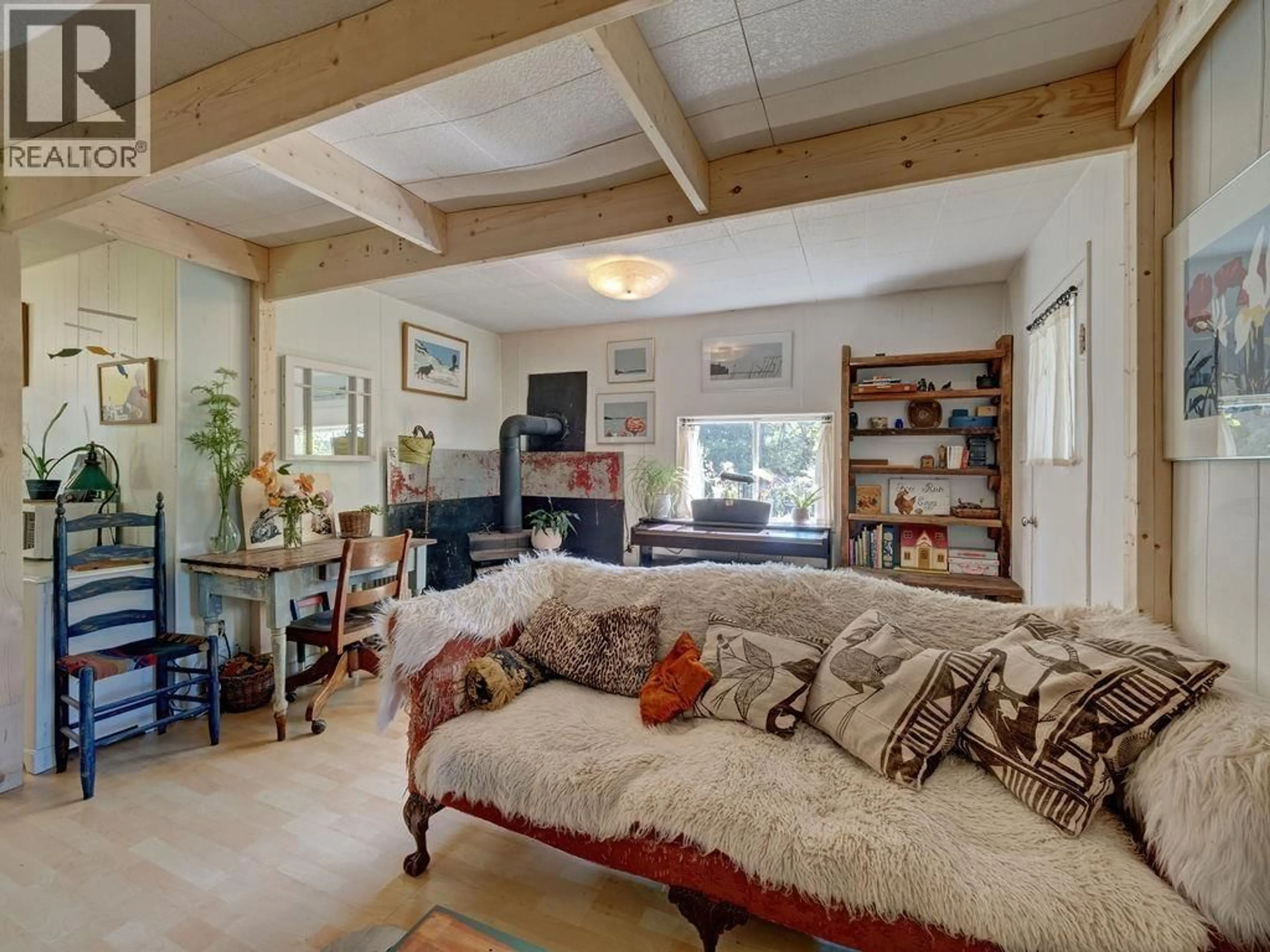 Living room with furniture, unknown for 947 NORTH ROAD, Gibsons British Columbia V0N1V7