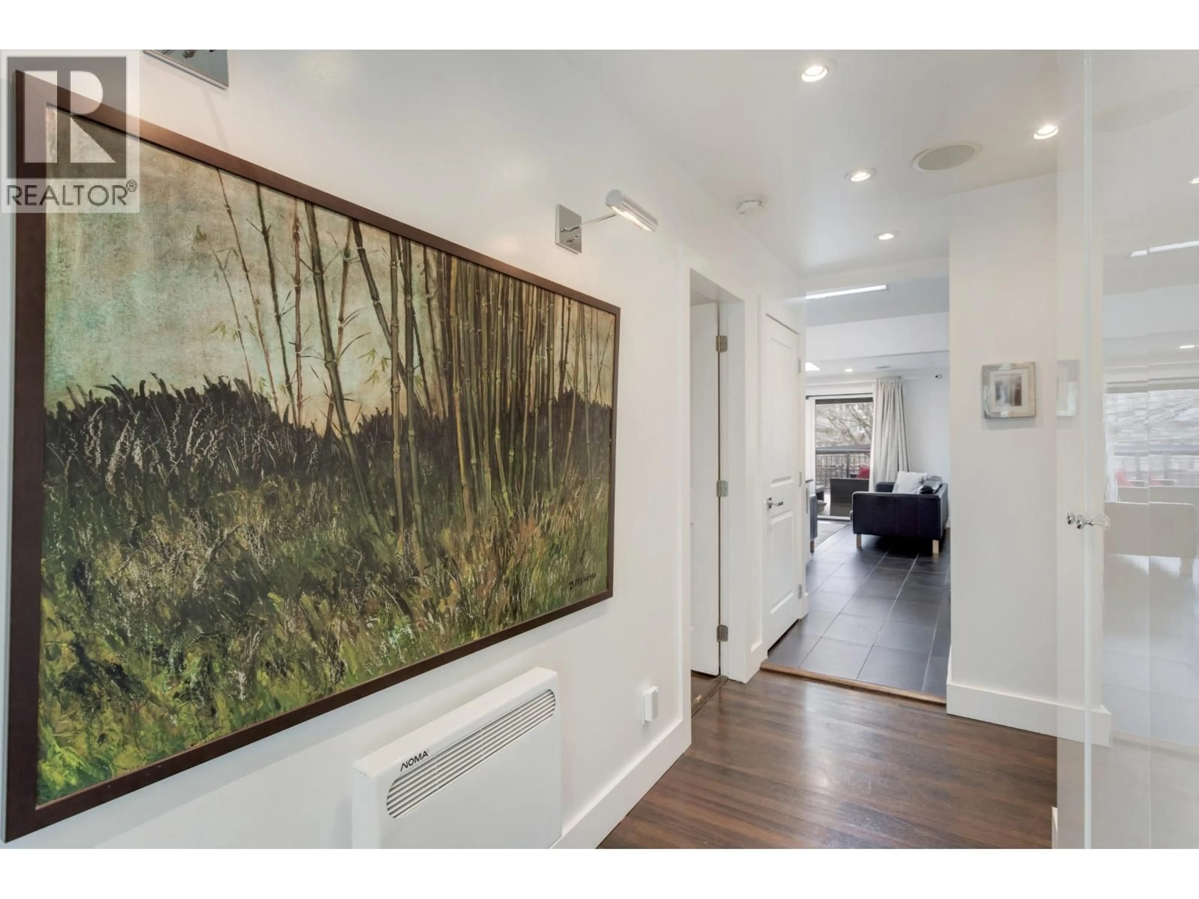 Indoor entryway for 4219 GRAVELEY STREET, Burnaby British Columbia V5C3T7