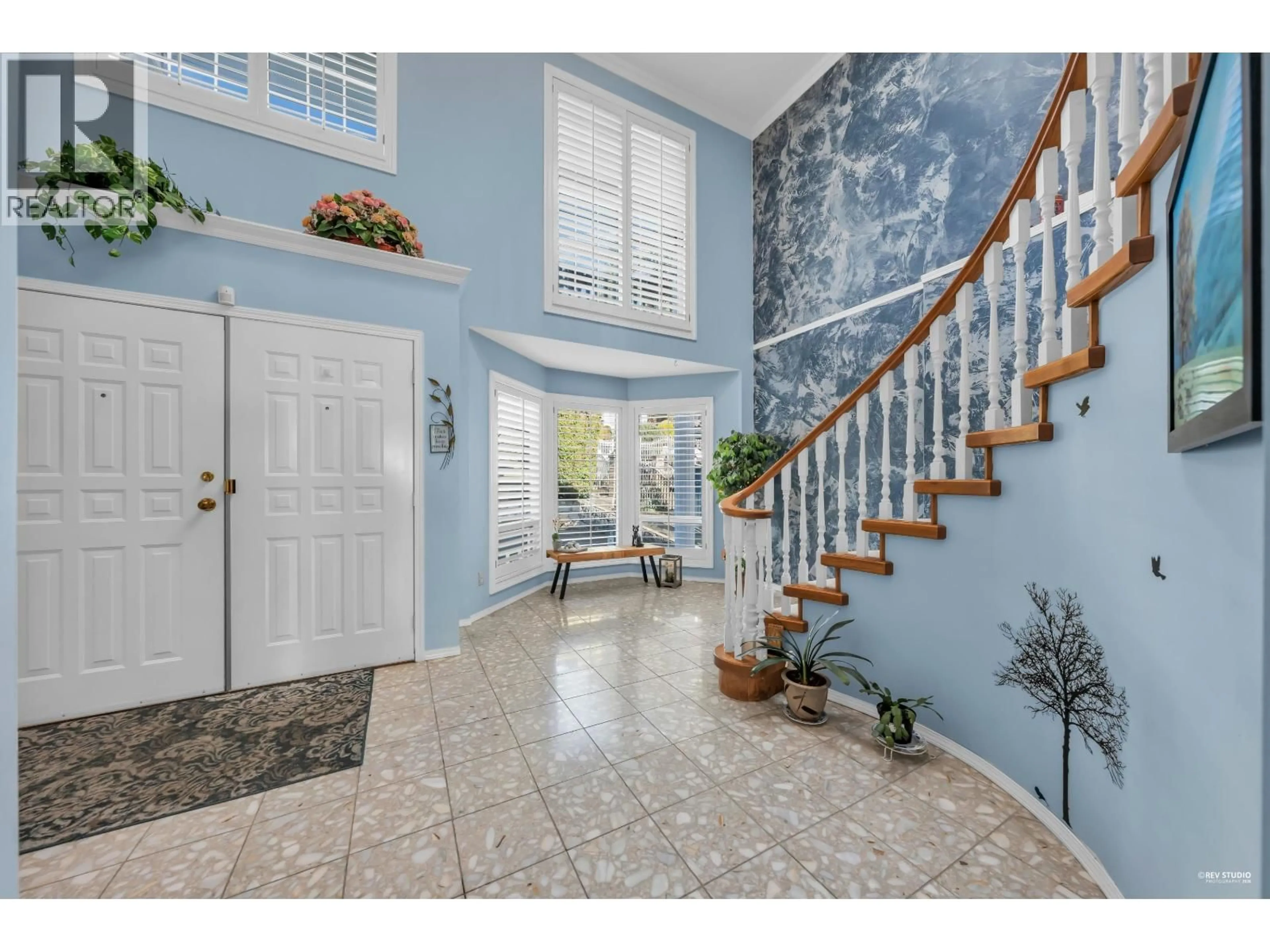 Indoor entryway for 5110 MCKEE STREET, Burnaby British Columbia V5J2T4