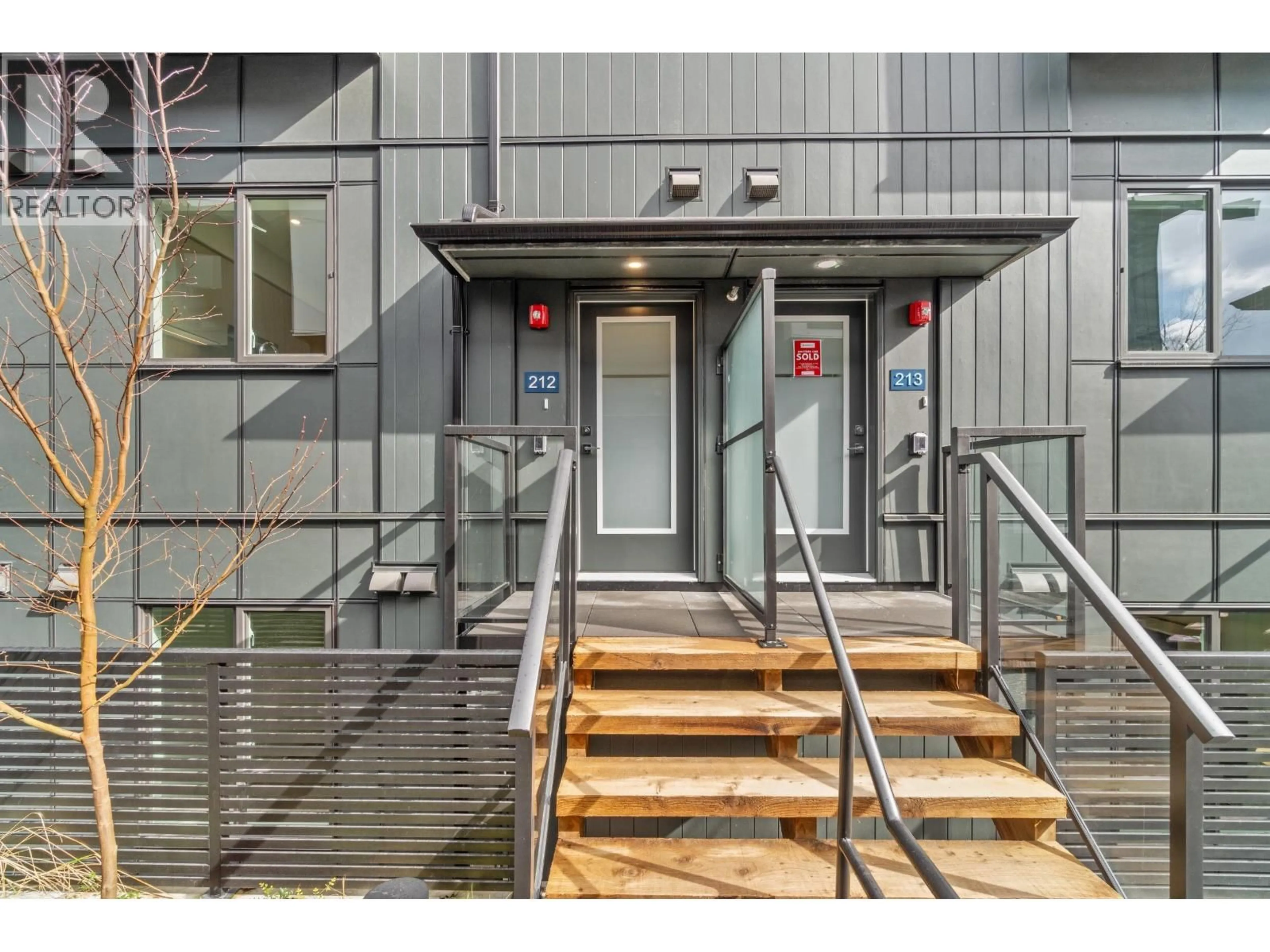 Indoor entryway for 203 - 7161 17TH AVENUE, Burnaby British Columbia V3N0K1