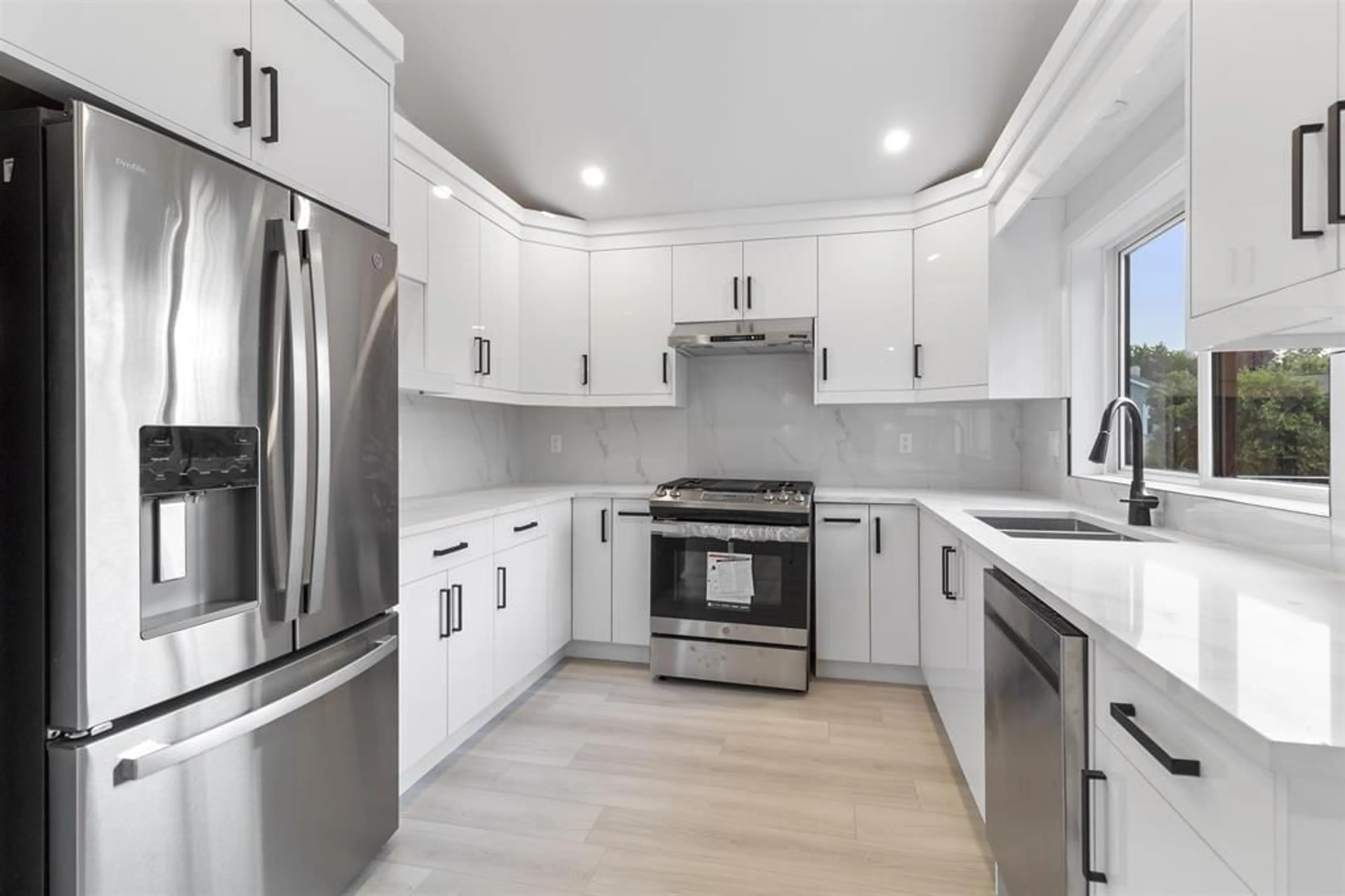 Contemporary kitchen, unknown for 2540 WILDING COURT, Langley British Columbia V2Y1E5