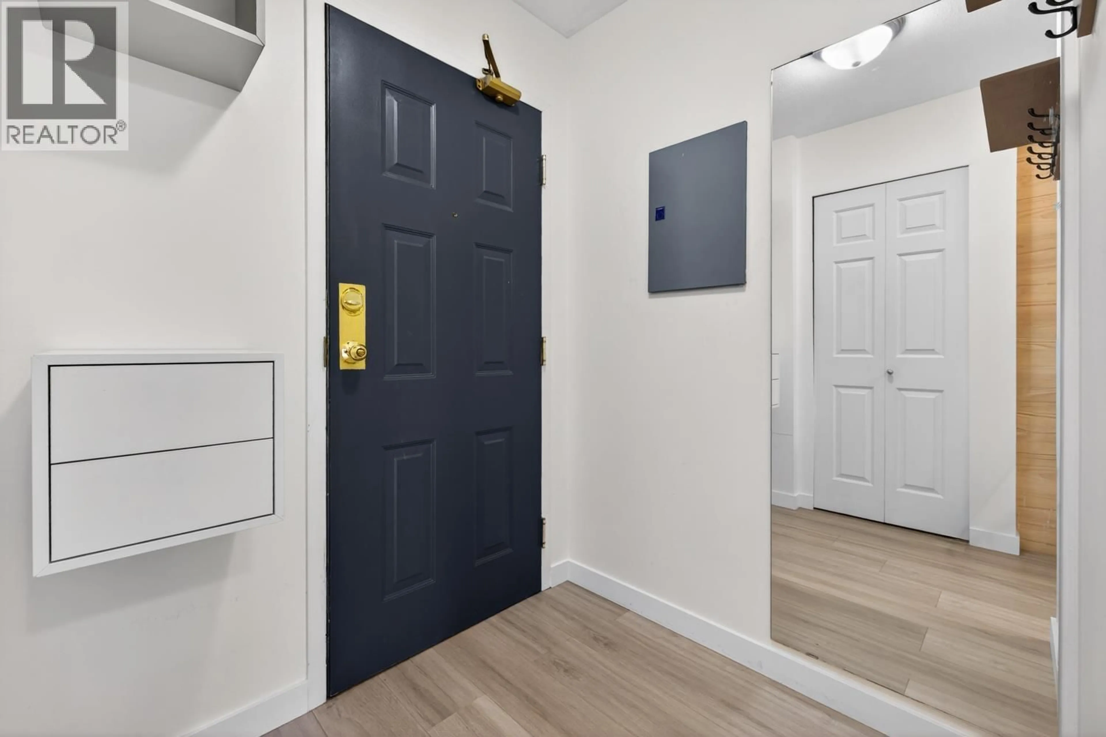 Indoor entryway for 310 - 1099 BROADWAY, Vancouver British Columbia V5T1Y5