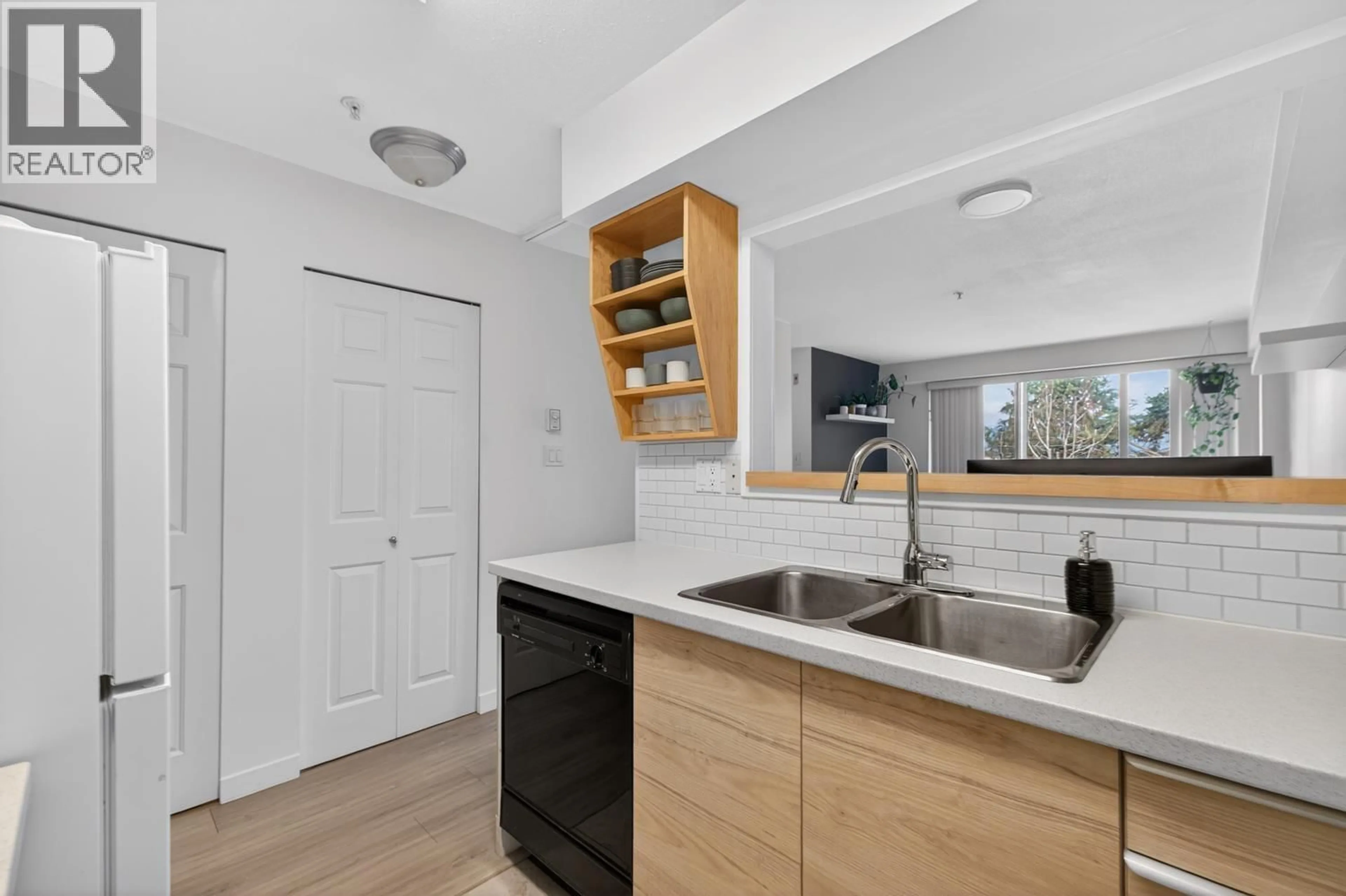 Standard kitchen, unknown for 310 - 1099 BROADWAY, Vancouver British Columbia V5T1Y5