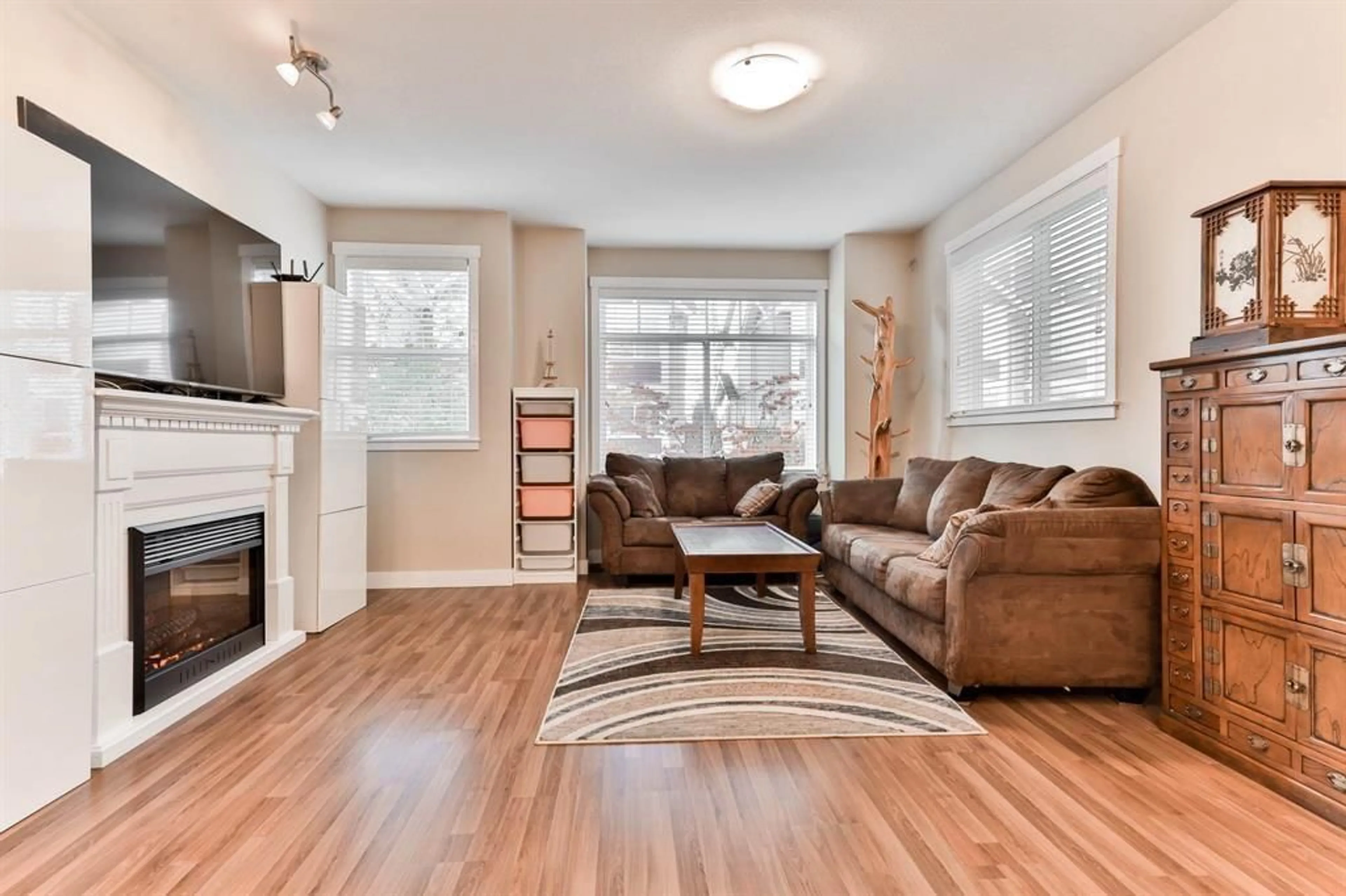 Living room with furniture, wood/laminate floor for 42 - 8676 158 STREET, Surrey British Columbia V4N5W3