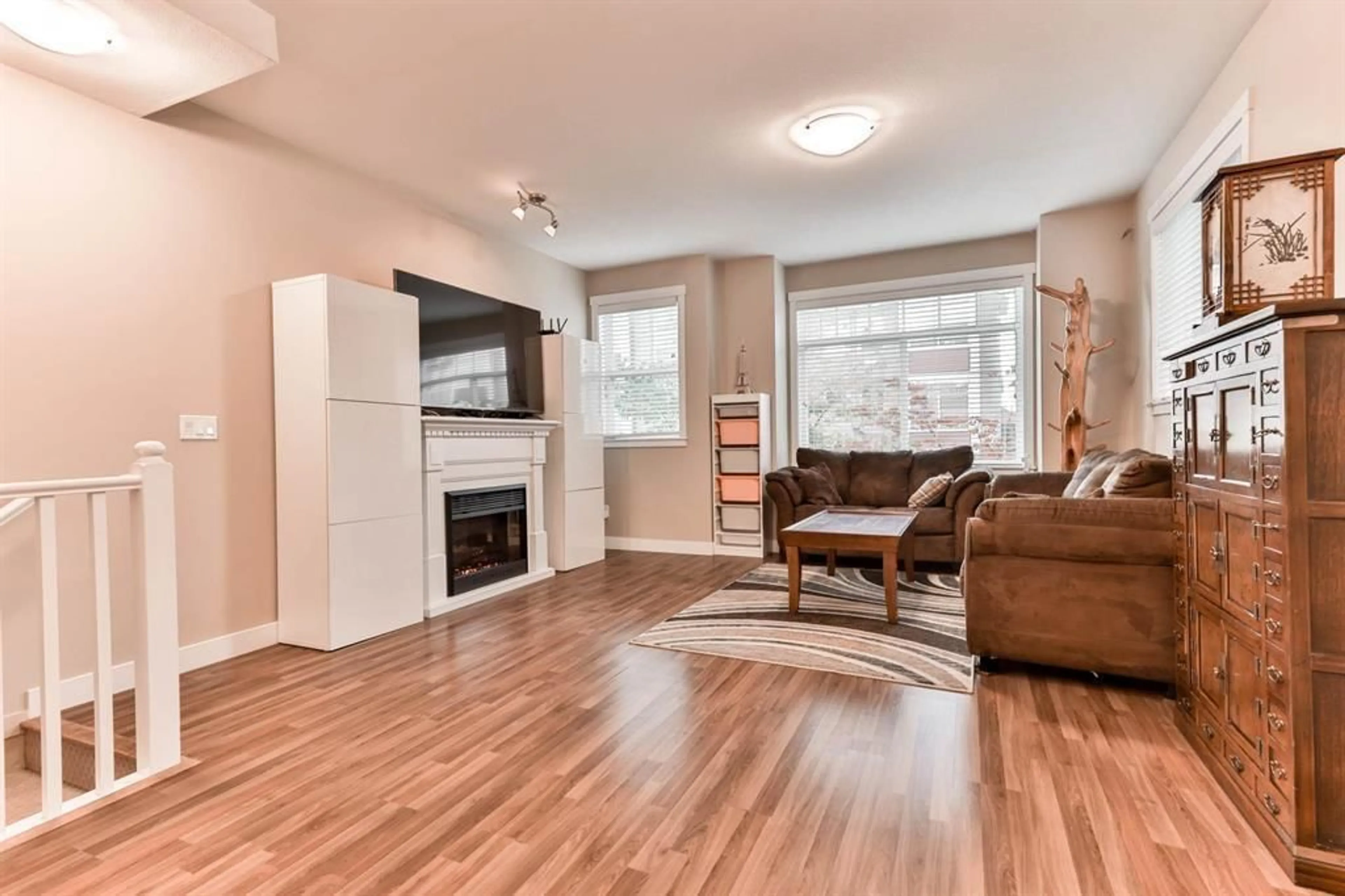Living room with furniture, wood/laminate floor for 42 - 8676 158 STREET, Surrey British Columbia V4N5W3