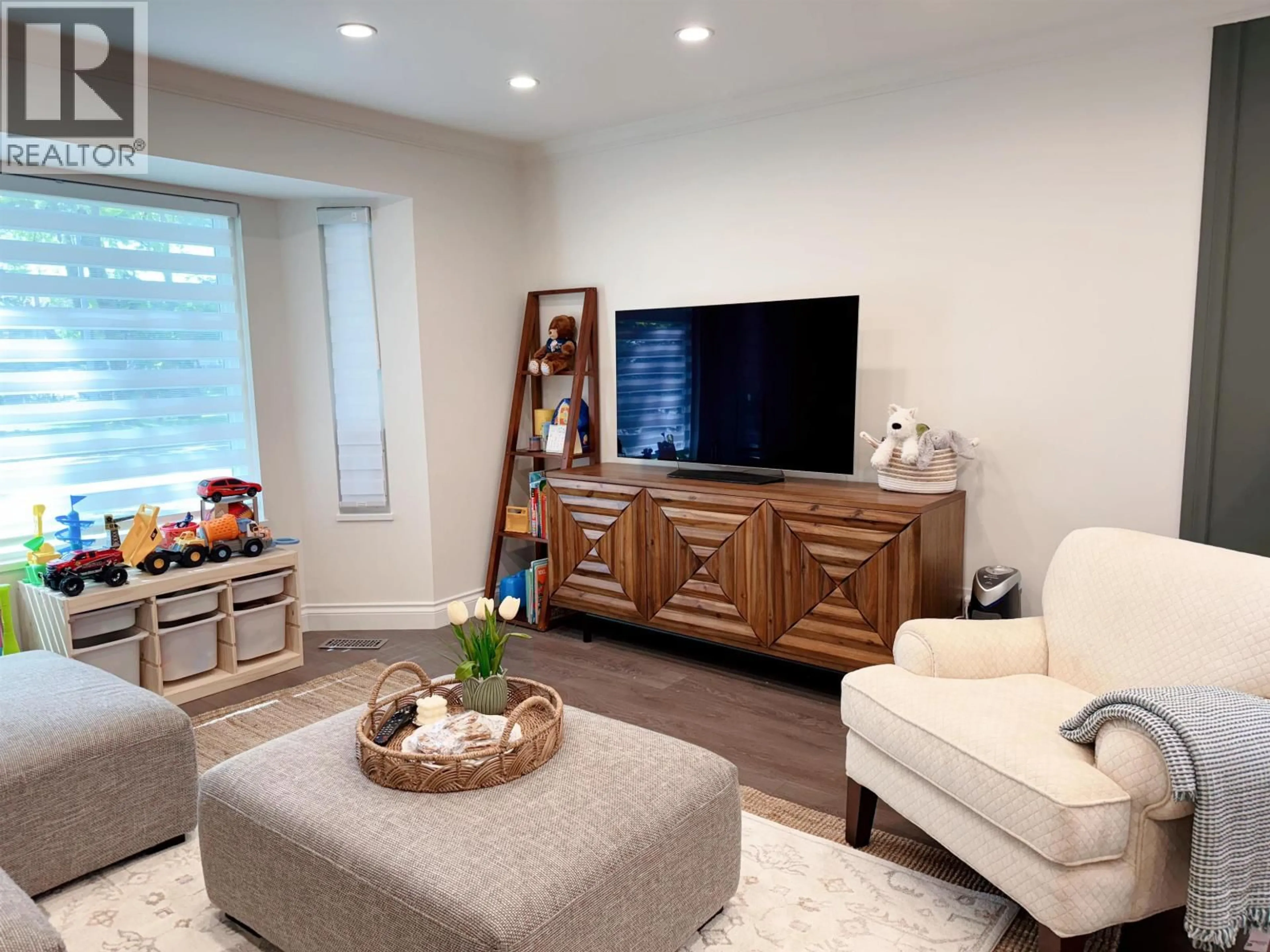Living room with furniture, wood/laminate floor for 5179 TOPAZ PLACE, Richmond British Columbia V7C4Z3