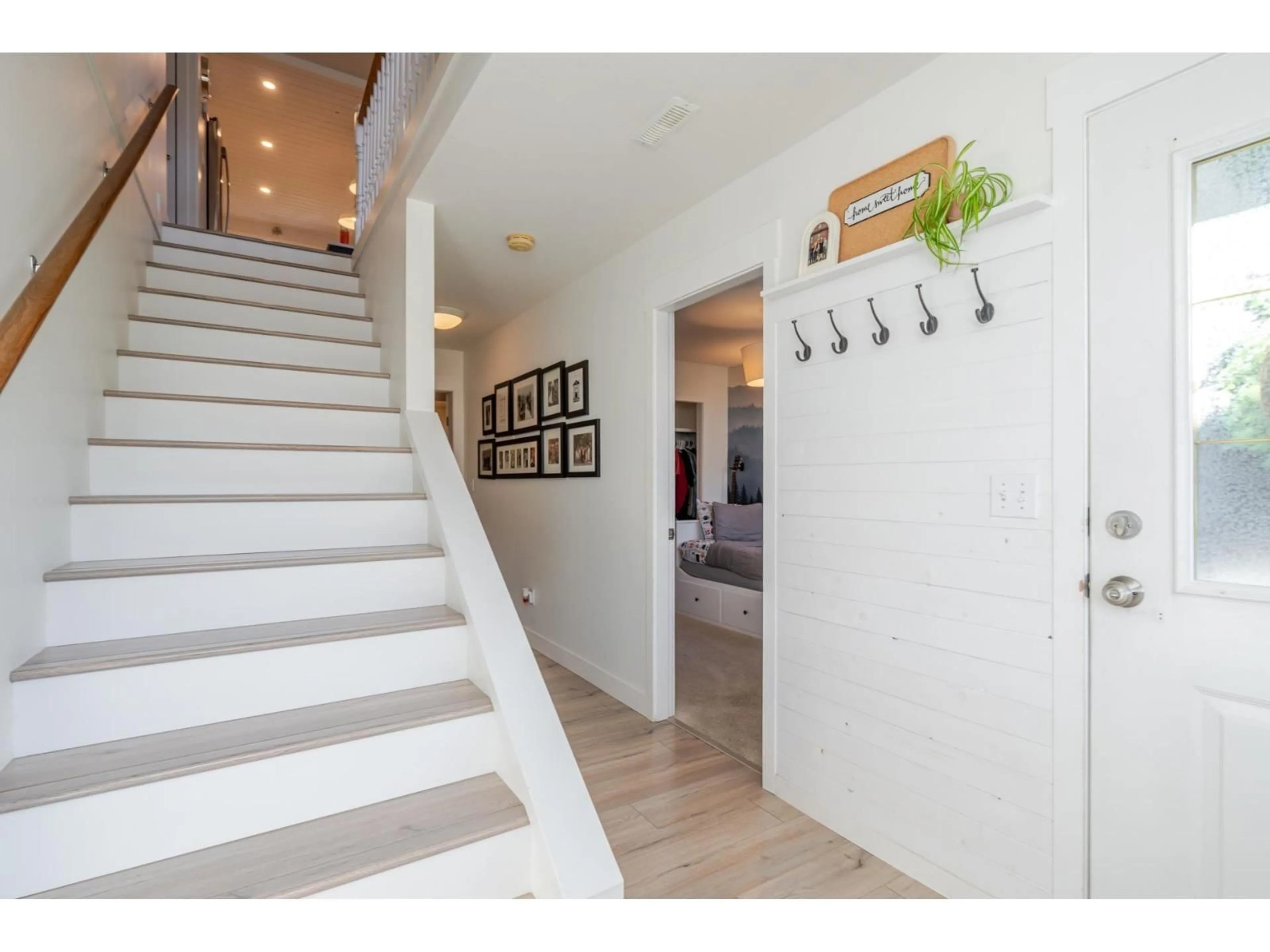 Indoor entryway for 20 - 34250 HAZELWOOD AVENUE, Abbotsford British Columbia V2S7L4