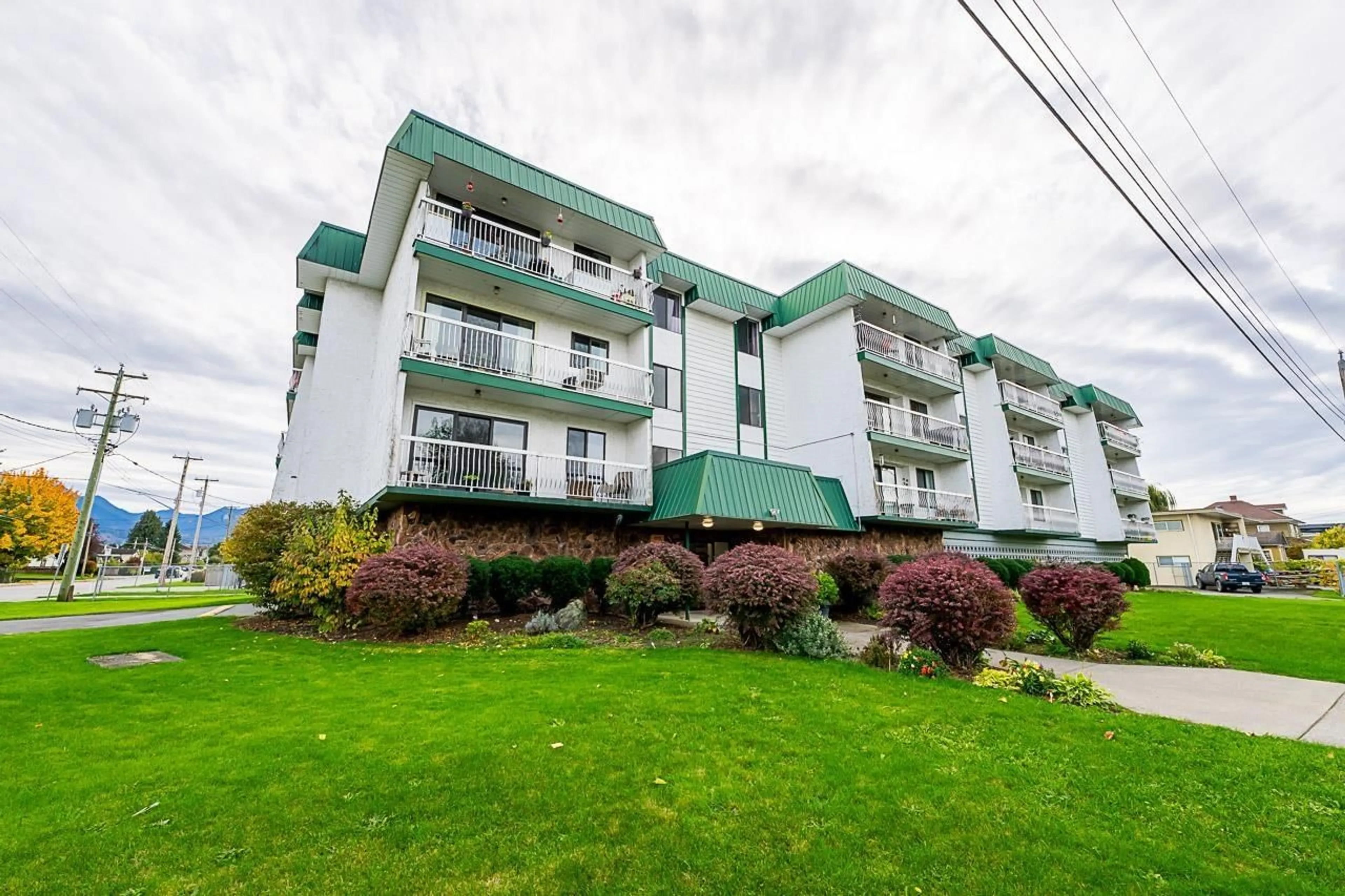Patio, mountain view for 304 - 46374 MARGARET AVENUE, Chilliwack British Columbia V2P2H1