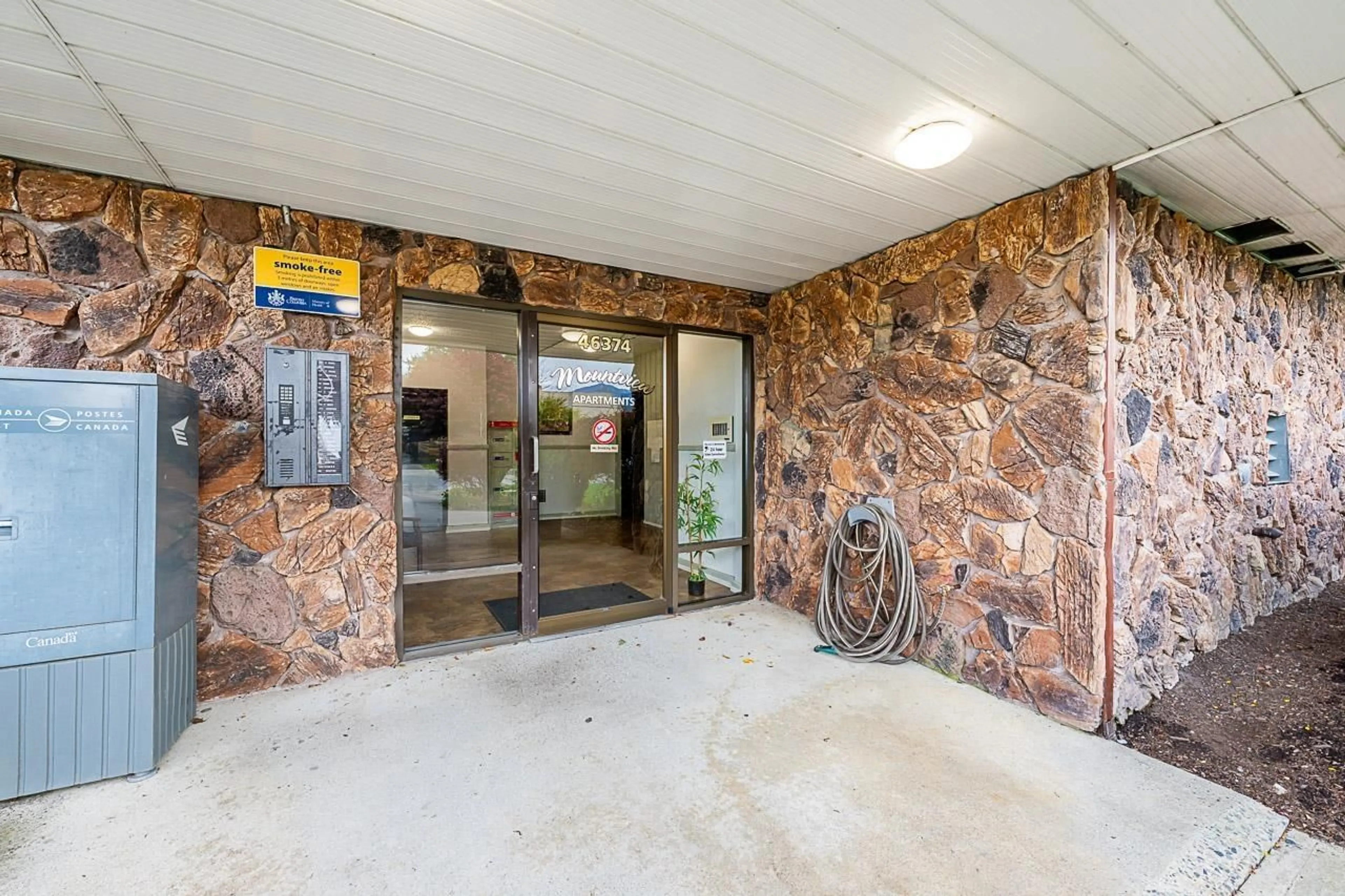 Indoor foyer for 304 - 46374 MARGARET AVENUE, Chilliwack British Columbia V2P2H1