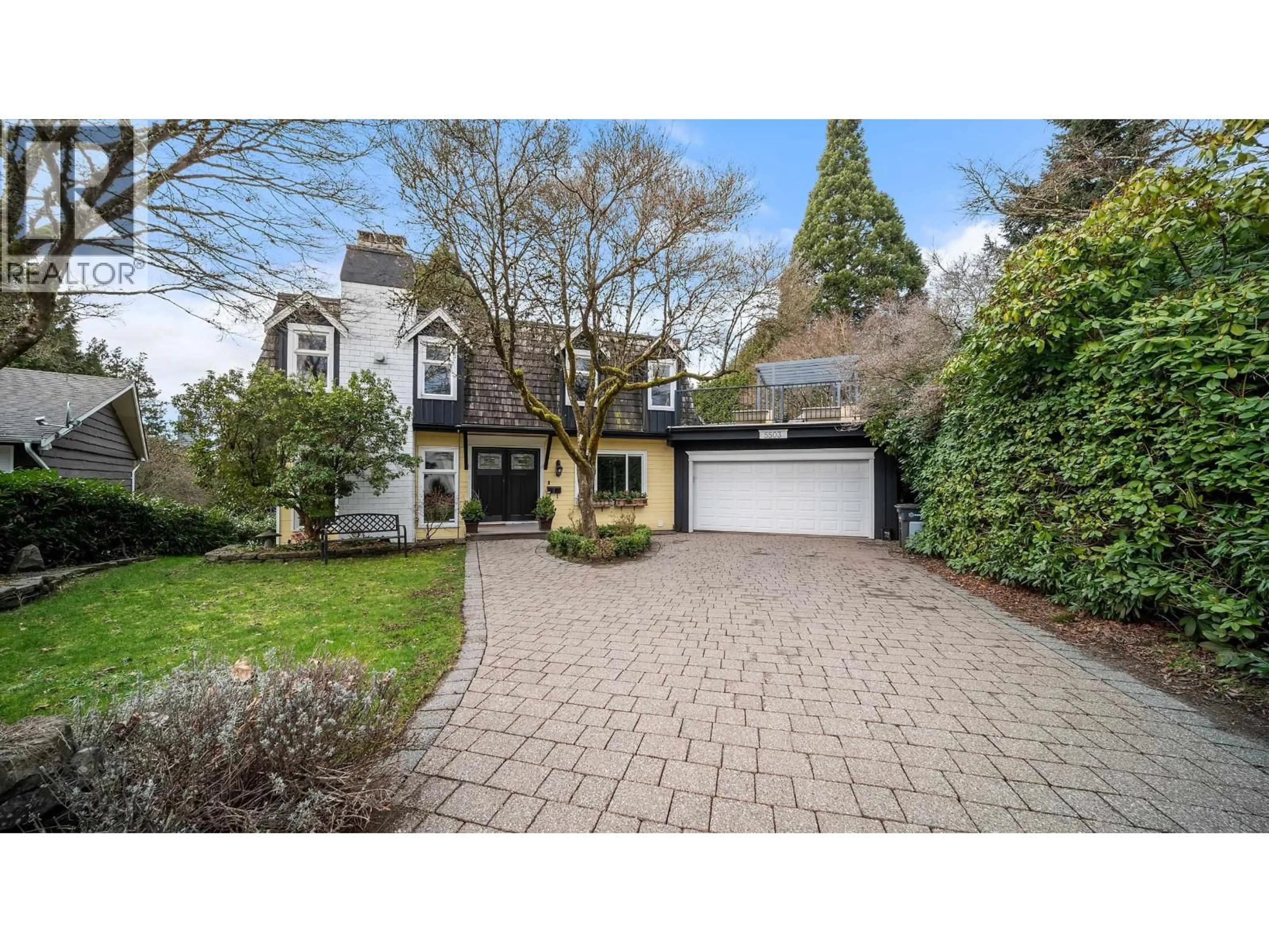 A pic from outside/outdoor area/front of a property/back of a property/a pic from drone, street for 5503 BROOKDALE COURT, Burnaby British Columbia V5B2C6