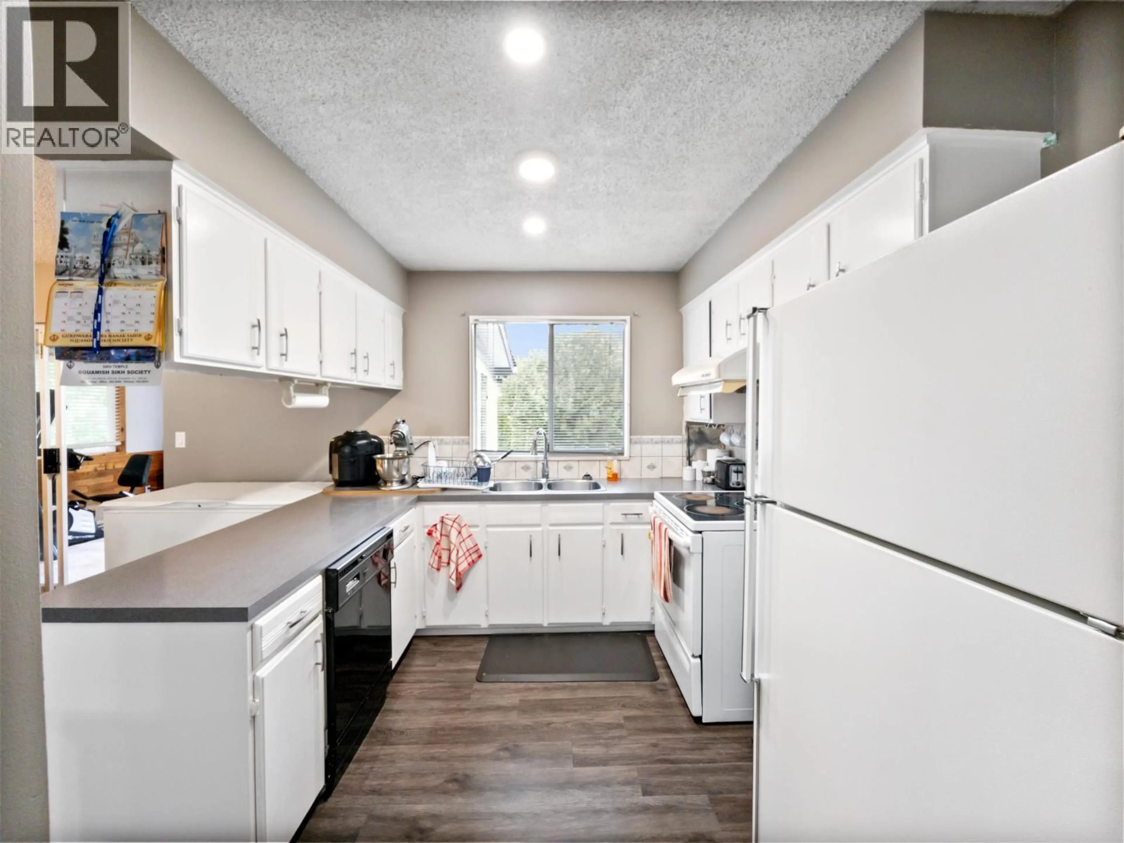 Standard kitchen, unknown for 38143 HEMLOCK AVENUE, Squamish British Columbia V8B0X6