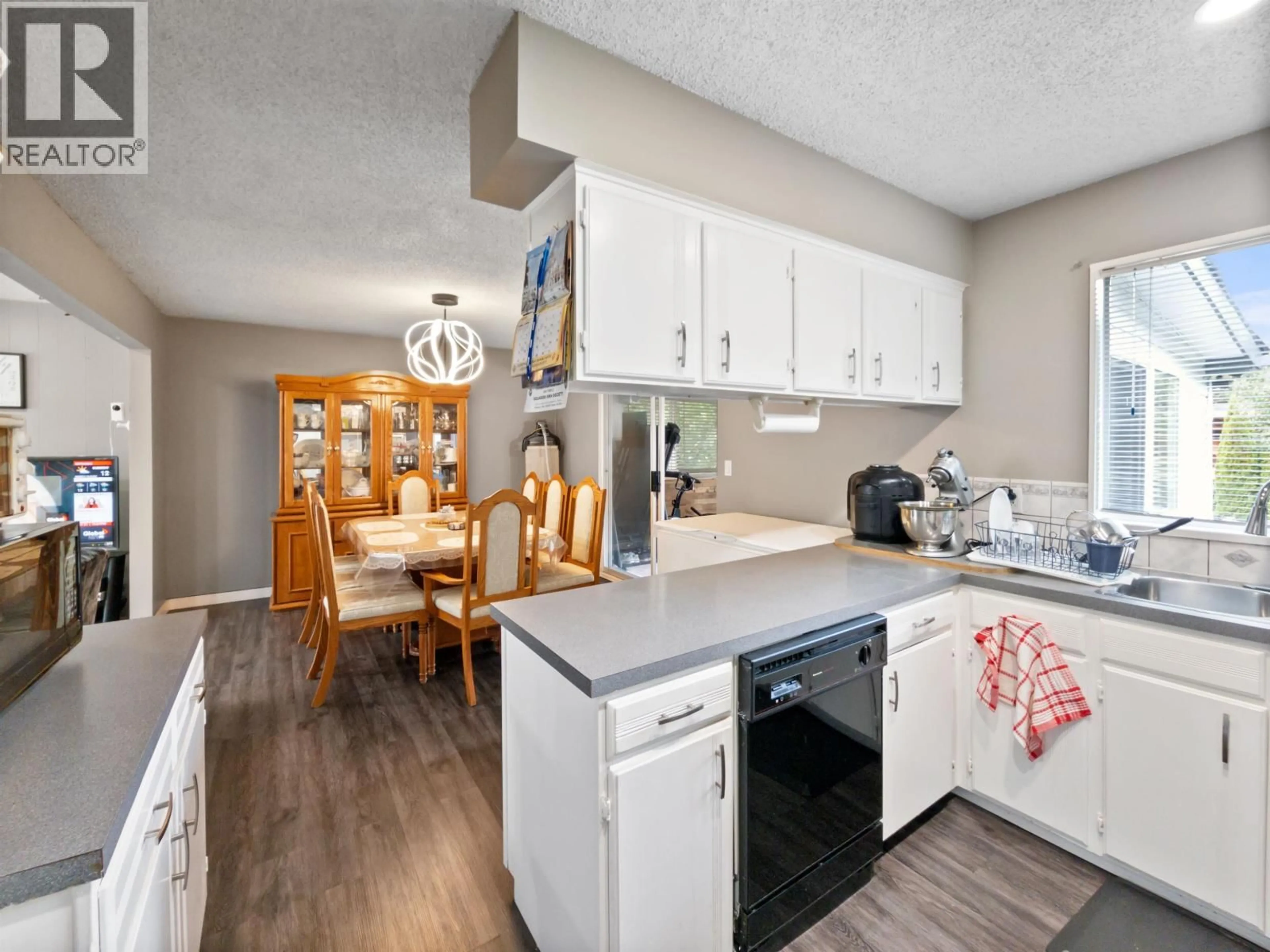 Open concept kitchen, unknown for 38143 HEMLOCK AVENUE, Squamish British Columbia V8B0X6