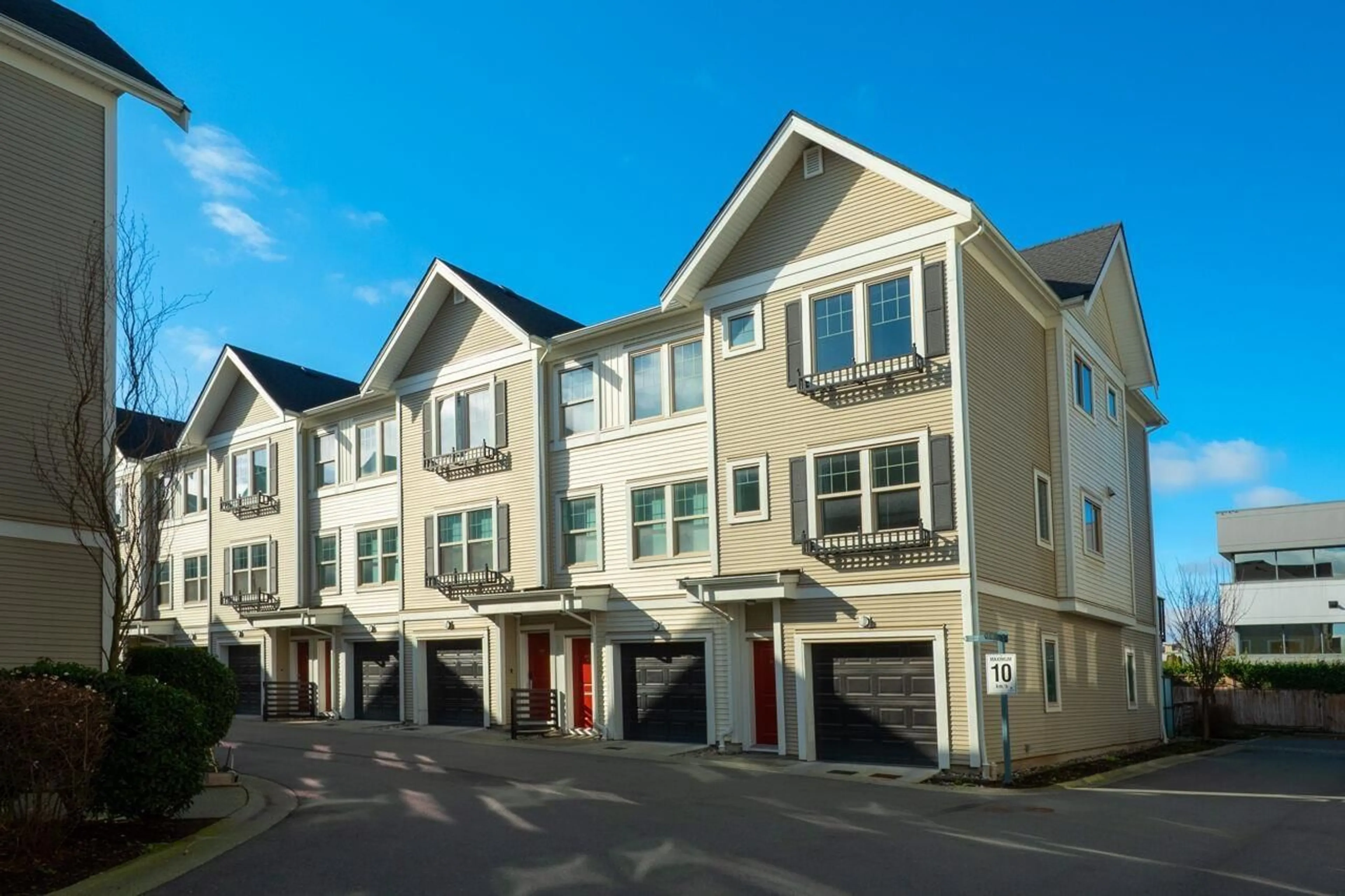 Home with vinyl exterior material, street for 142 - 32633 SIMON AVENUE, Abbotsford British Columbia V2T0G9