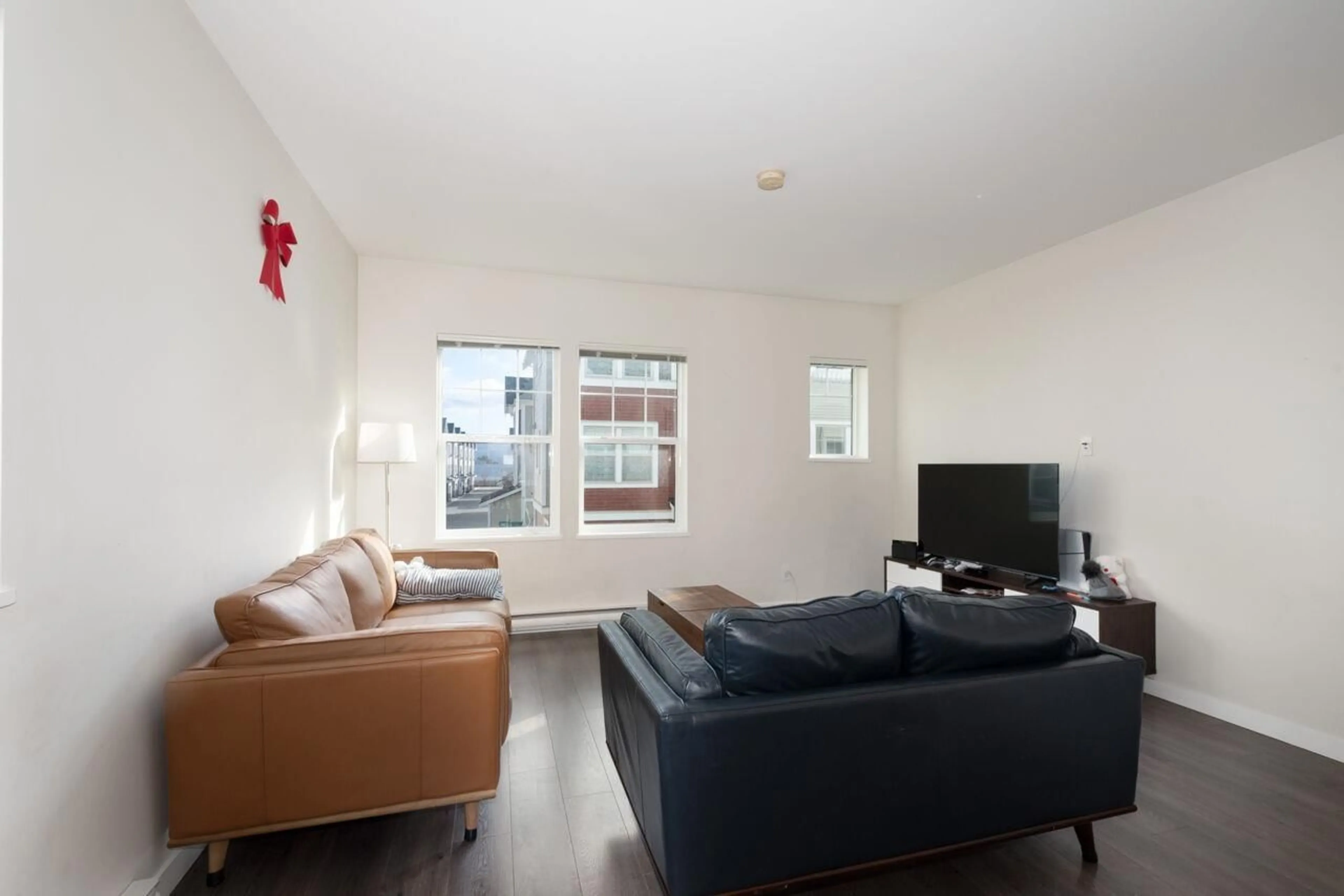 Living room with furniture, wood/laminate floor for 142 - 32633 SIMON AVENUE, Abbotsford British Columbia V2T0G9