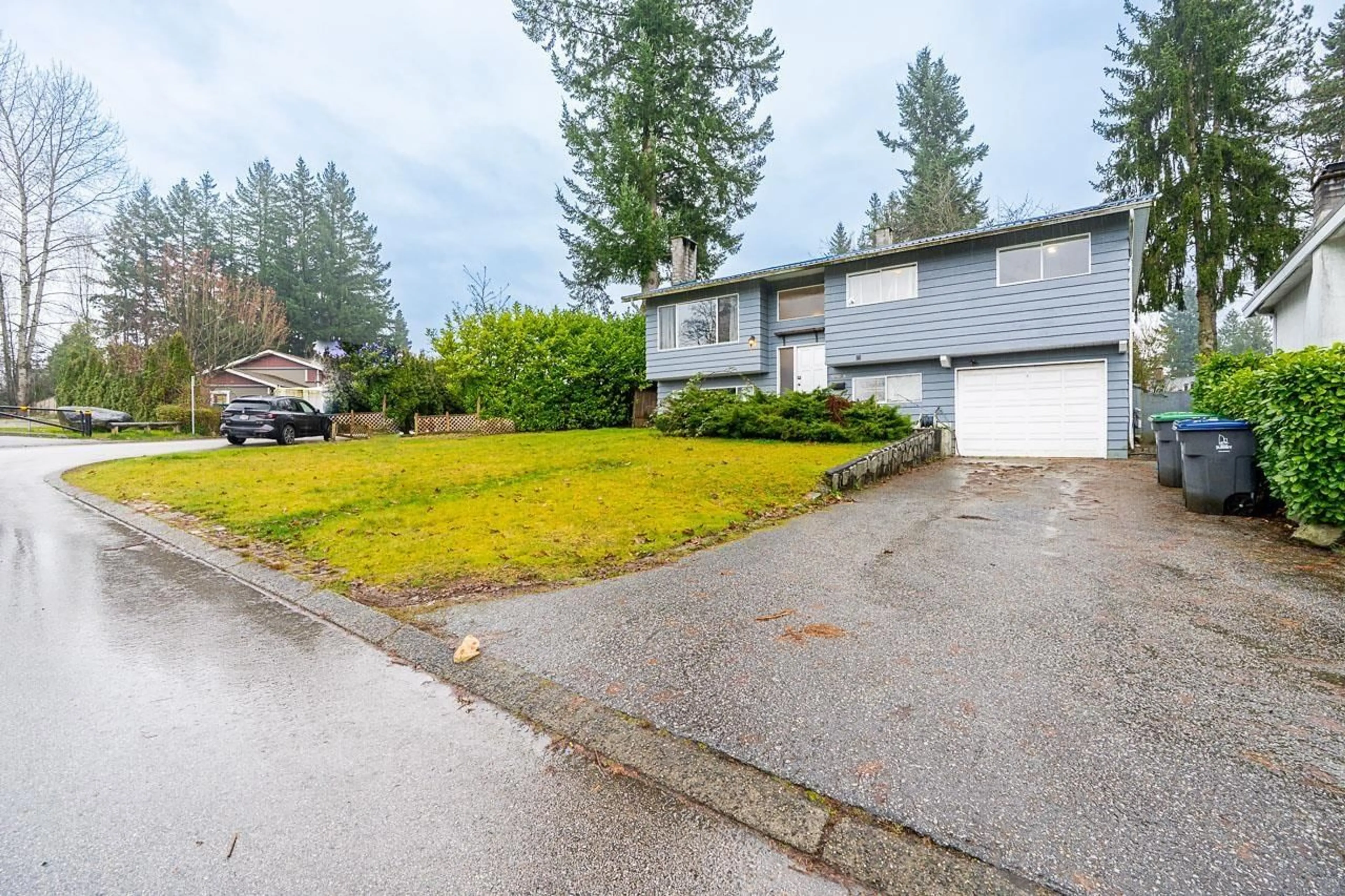 A pic from outside/outdoor area/front of a property/back of a property/a pic from drone, street for 15058 ROBIN CRESCENT, Surrey British Columbia V3R4X8