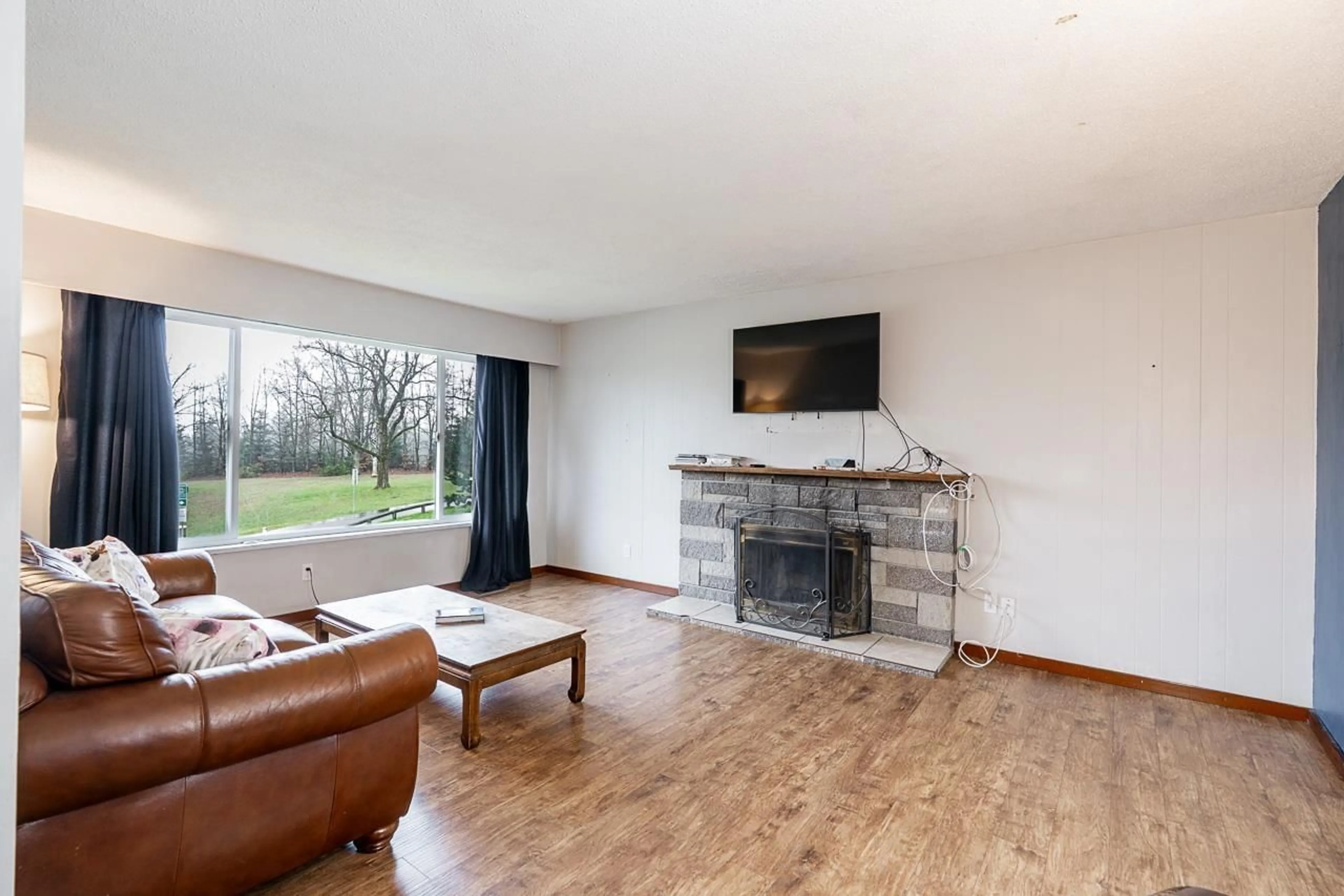 Living room with furniture, unknown for 15058 ROBIN CRESCENT, Surrey British Columbia V3R4X8