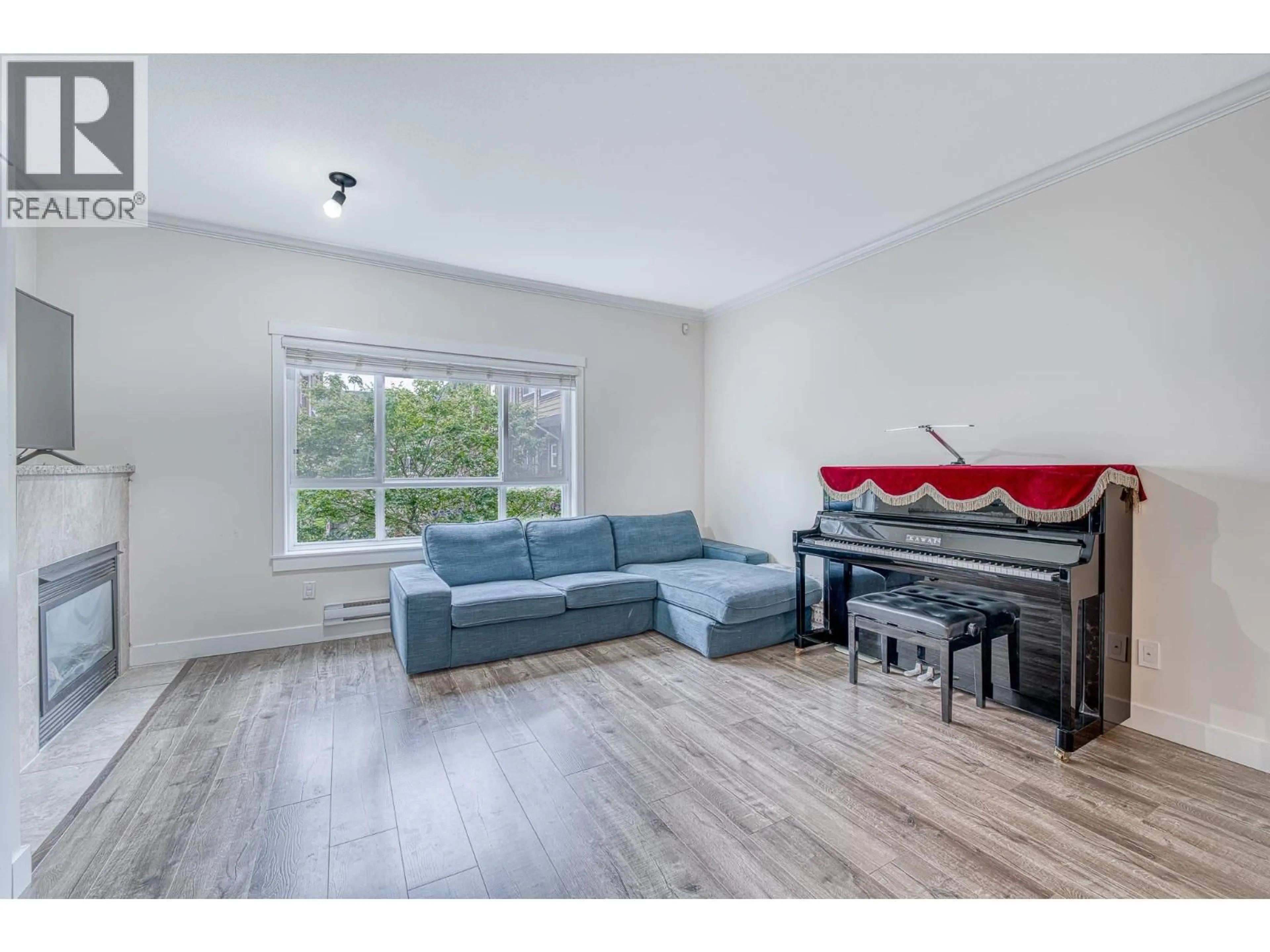 Living room with furniture, wood/laminate floor for 4 - 7373 TURNILL STREET, Richmond British Columbia V6Y4L7