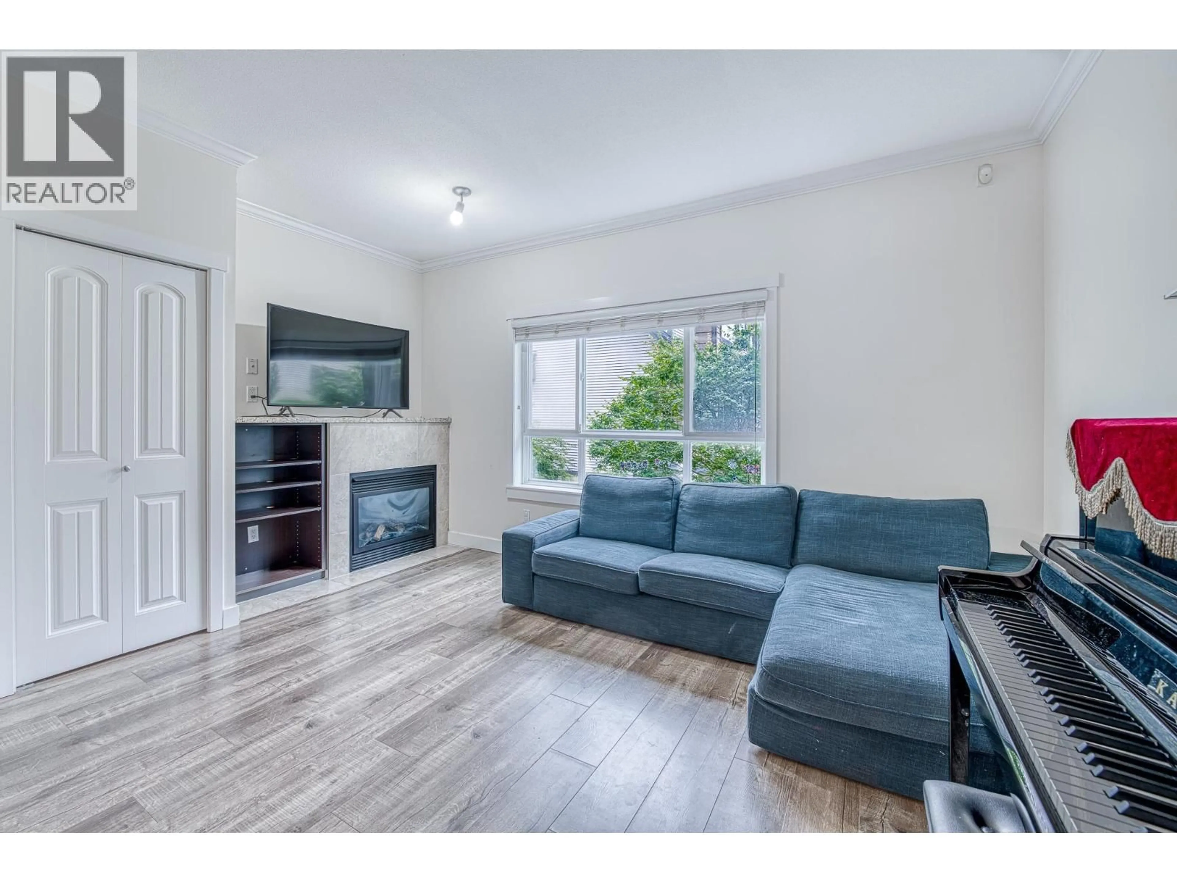 Living room with furniture, wood/laminate floor for 4 - 7373 TURNILL STREET, Richmond British Columbia V6Y4L7
