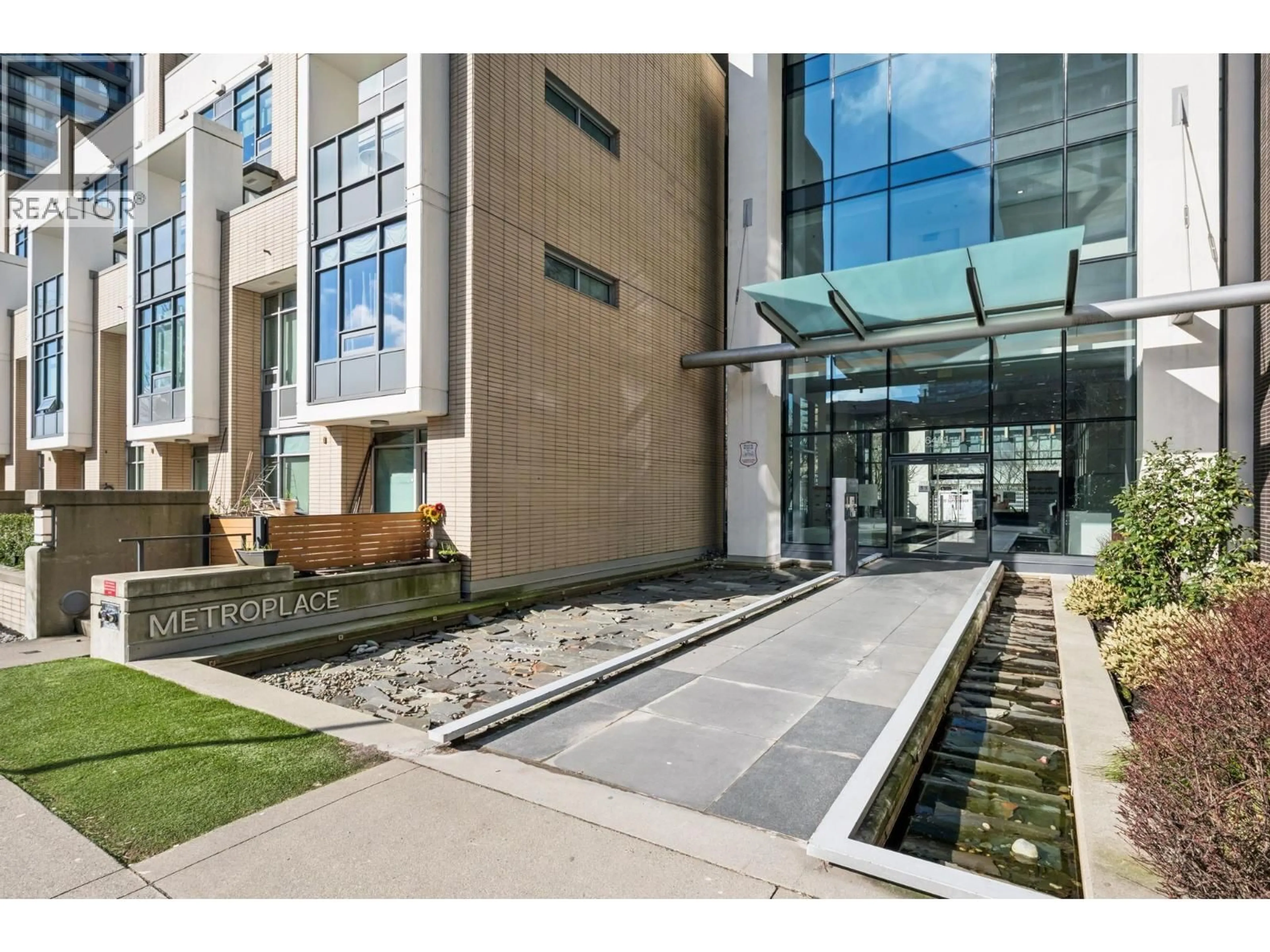 Indoor foyer for 809 - 6461 TELFORD AVENUE, Burnaby British Columbia V5H0B7