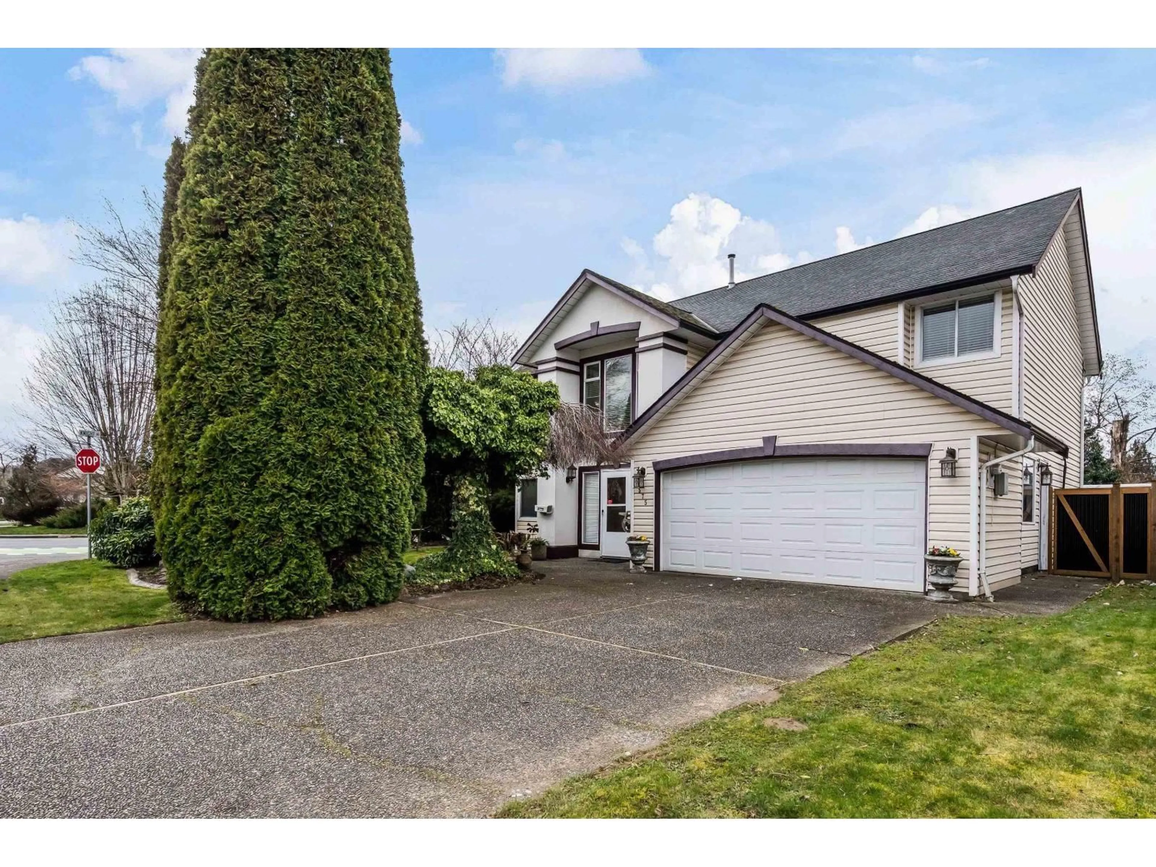 A pic from outside/outdoor area/front of a property/back of a property/a pic from drone, street for 7575 DIAMOND CRESCENT, Chilliwack British Columbia V2R3A8
