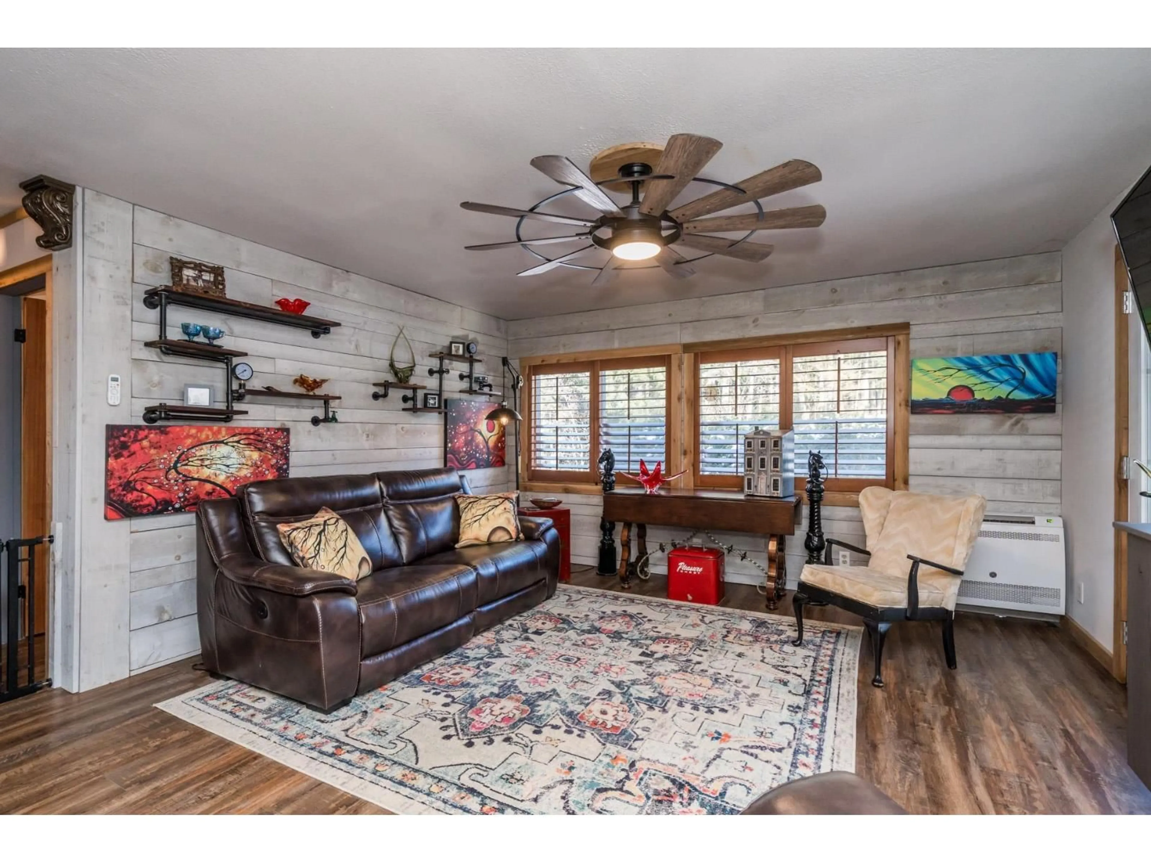 Living room with furniture, wood/laminate floor for 695 HUDSON BAY STREET, Hope British Columbia V0X1L4