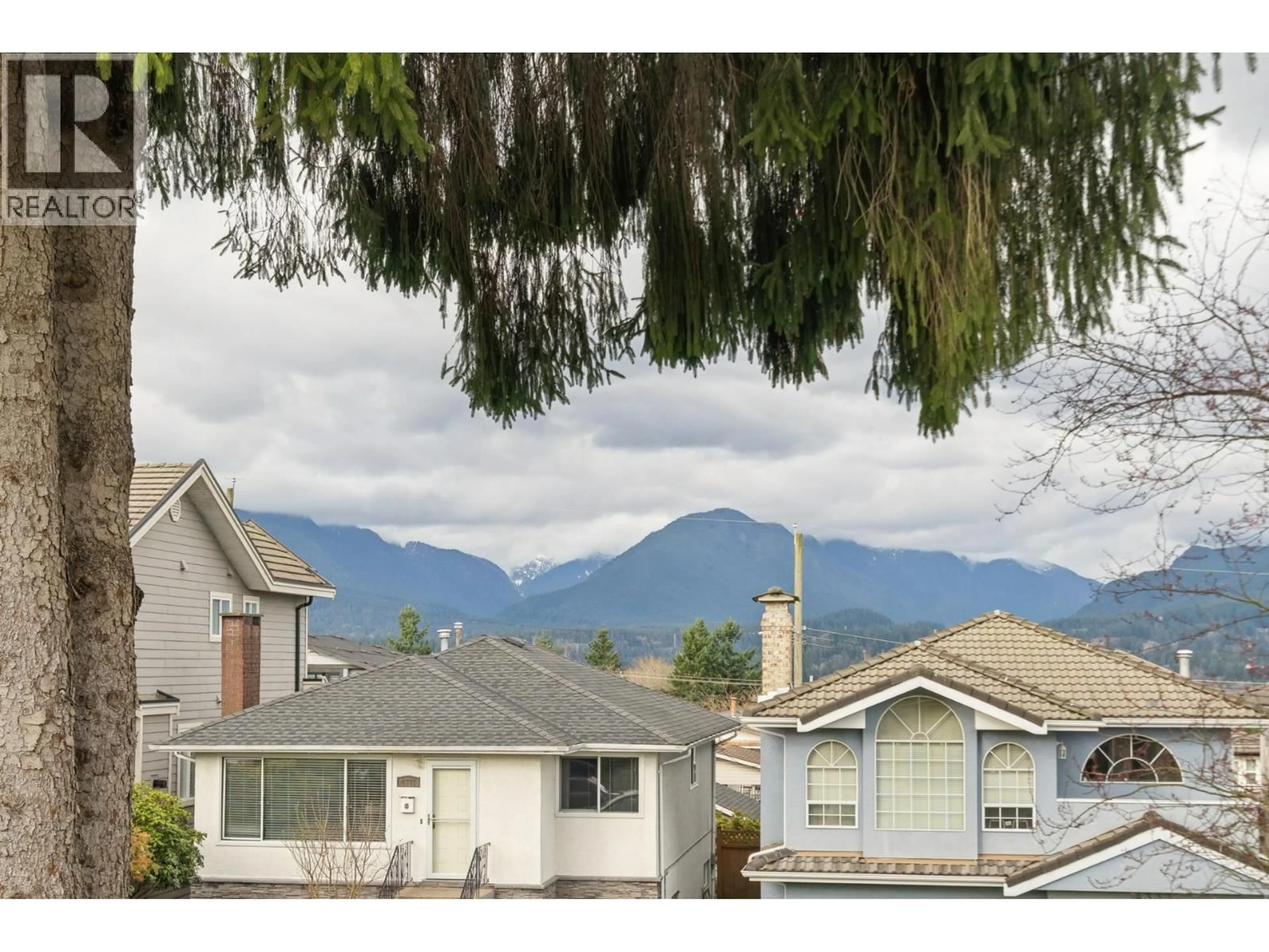 A pic from outside/outdoor area/front of a property/back of a property/a pic from drone, mountain view for 4356 OXFORD STREET, Burnaby British Columbia V5C1E4