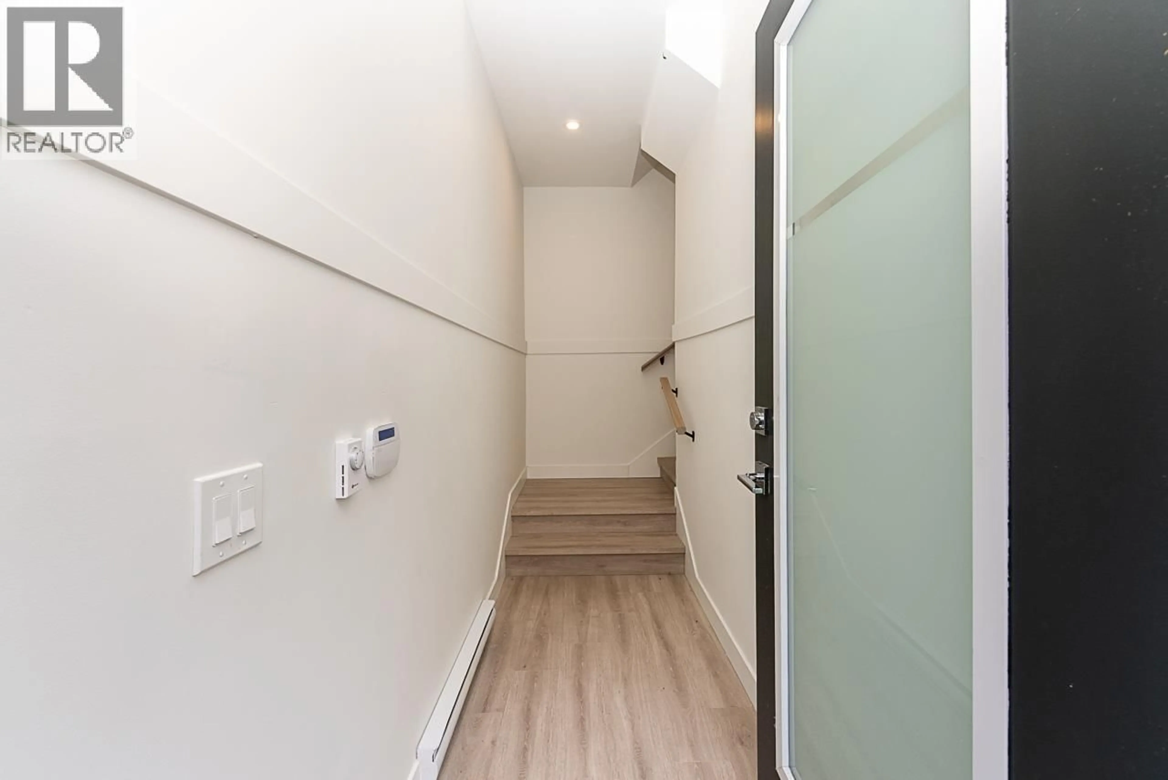 Indoor foyer for 207 - 7161 17TH AVENUE, Burnaby British Columbia V3N0K1