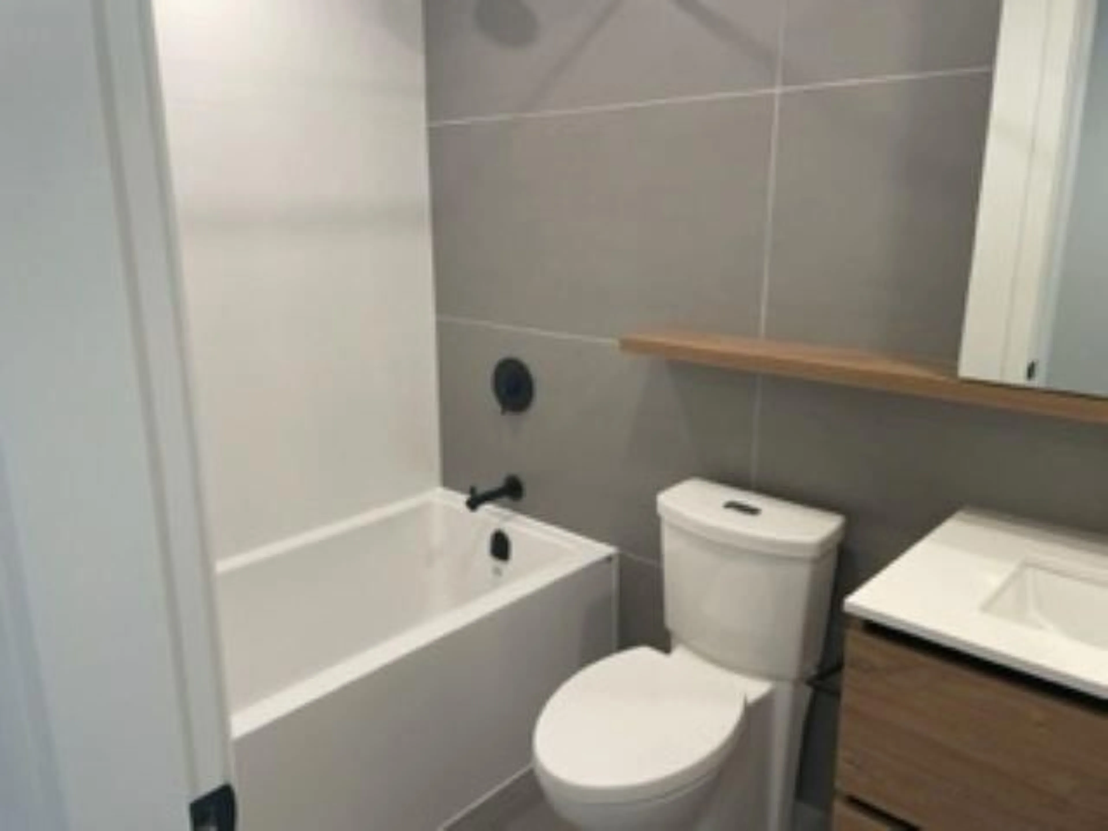 Standard bathroom, unknown for 306 - 10448 UNIVERSITY DRIVE, Surrey British Columbia V3T0S7