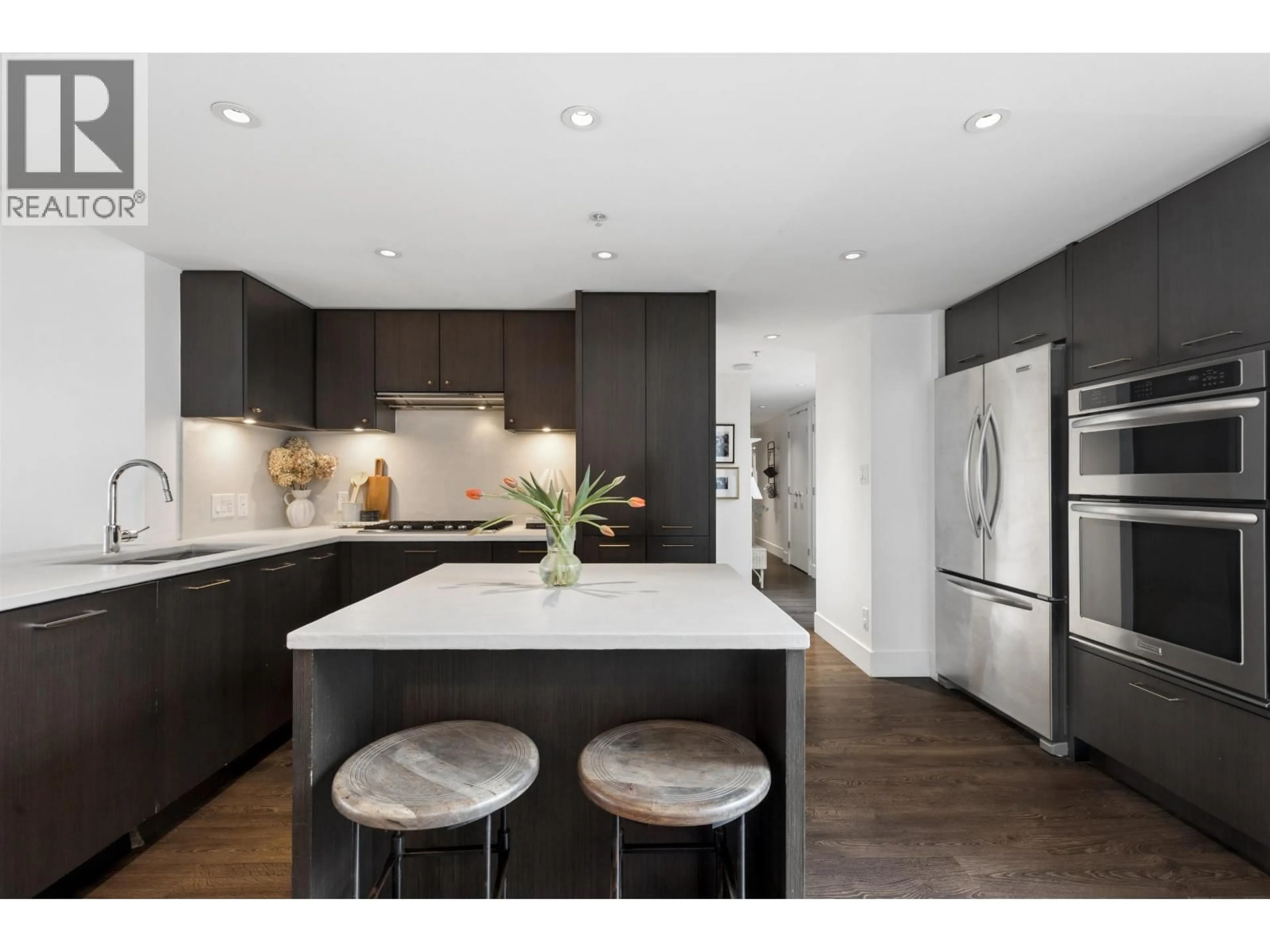 Contemporary kitchen, unknown for 303 - 150 15TH STREET, North Vancouver British Columbia V7M1R5