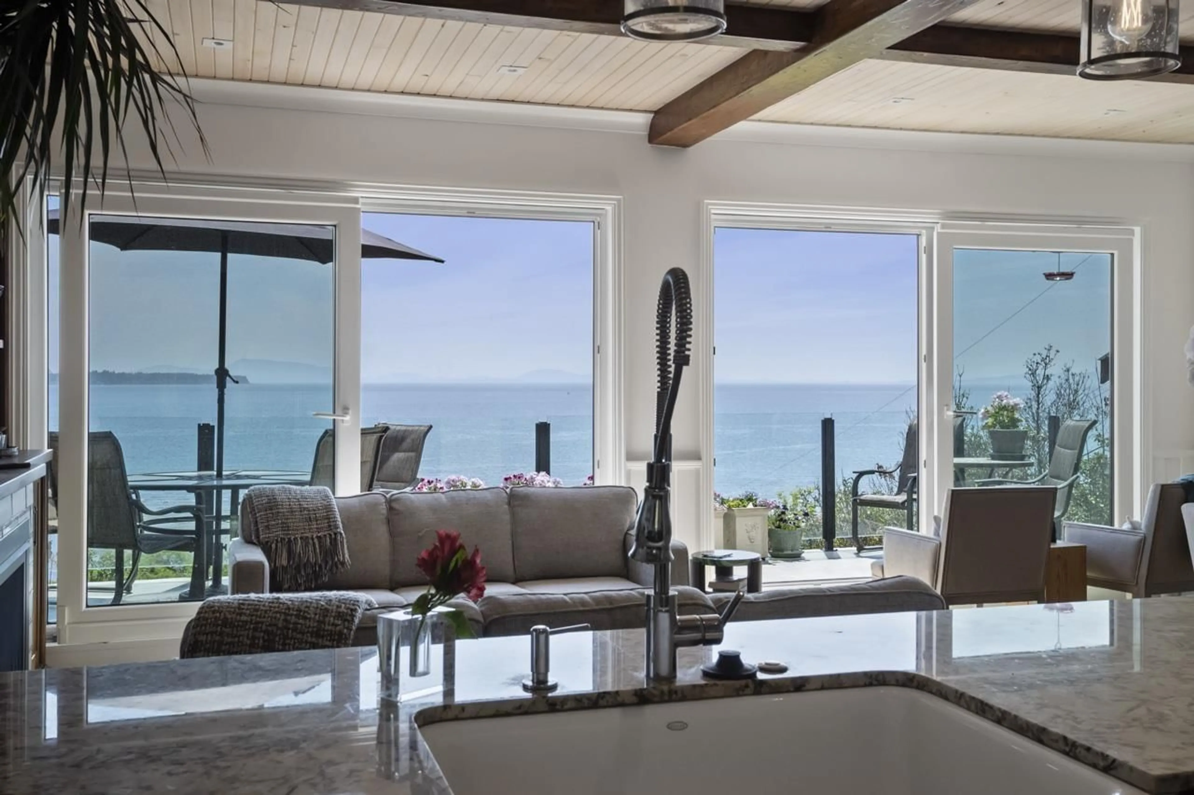 Open concept kitchen, ceramic/tile floor for 14553 SUNSET DRIVE, White Rock British Columbia V4B2V9