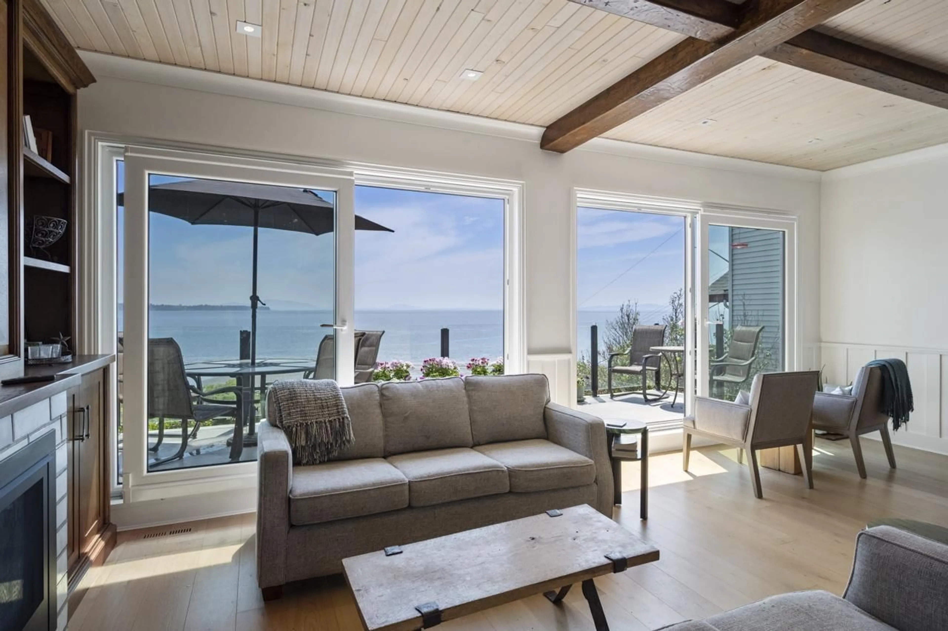 Living room with furniture, wood/laminate floor for 14553 SUNSET DRIVE, White Rock British Columbia V4B2V9