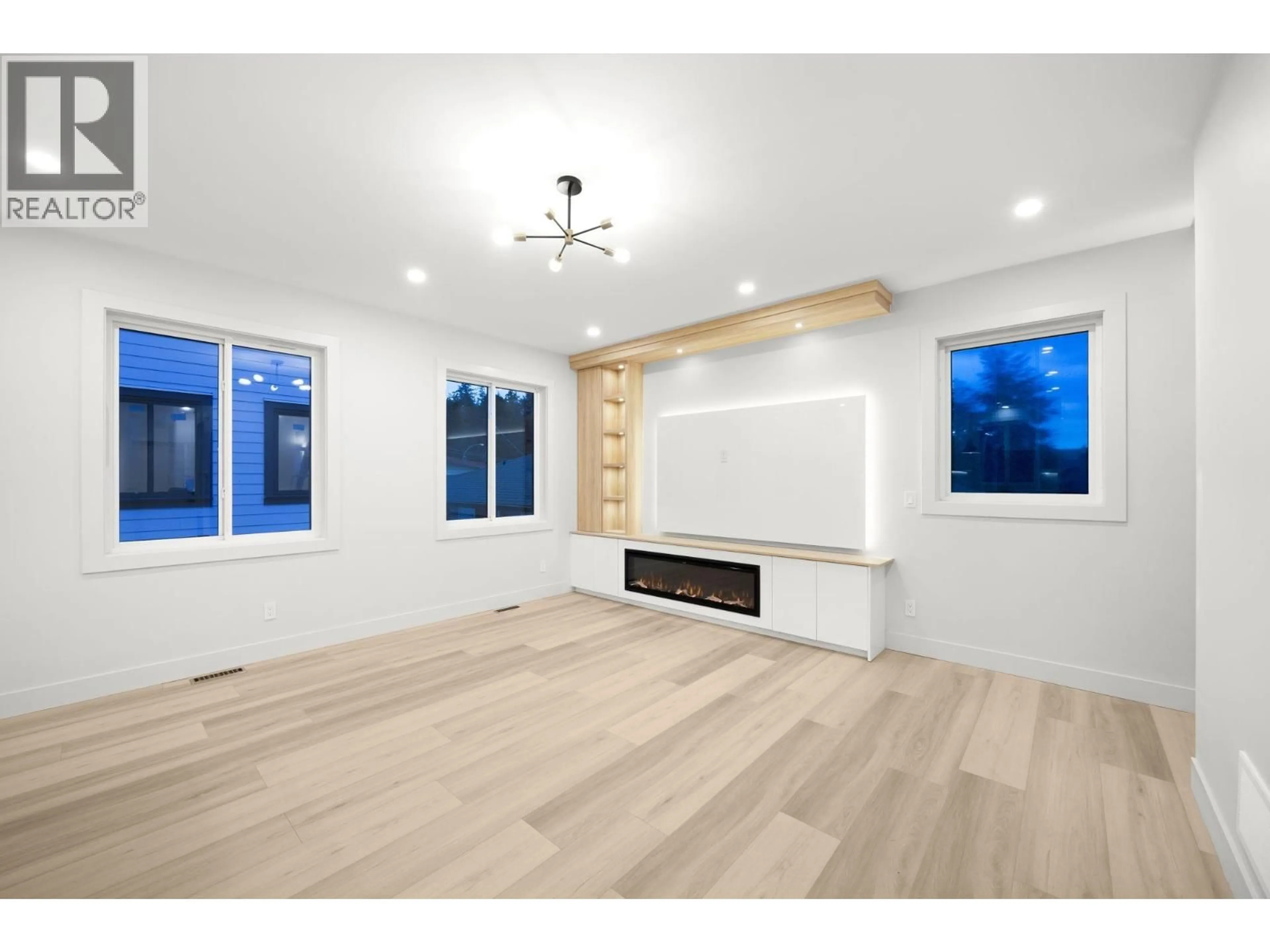 A pic of a room for 2 - 3881 HURST STREET, Burnaby British Columbia V5J1M4