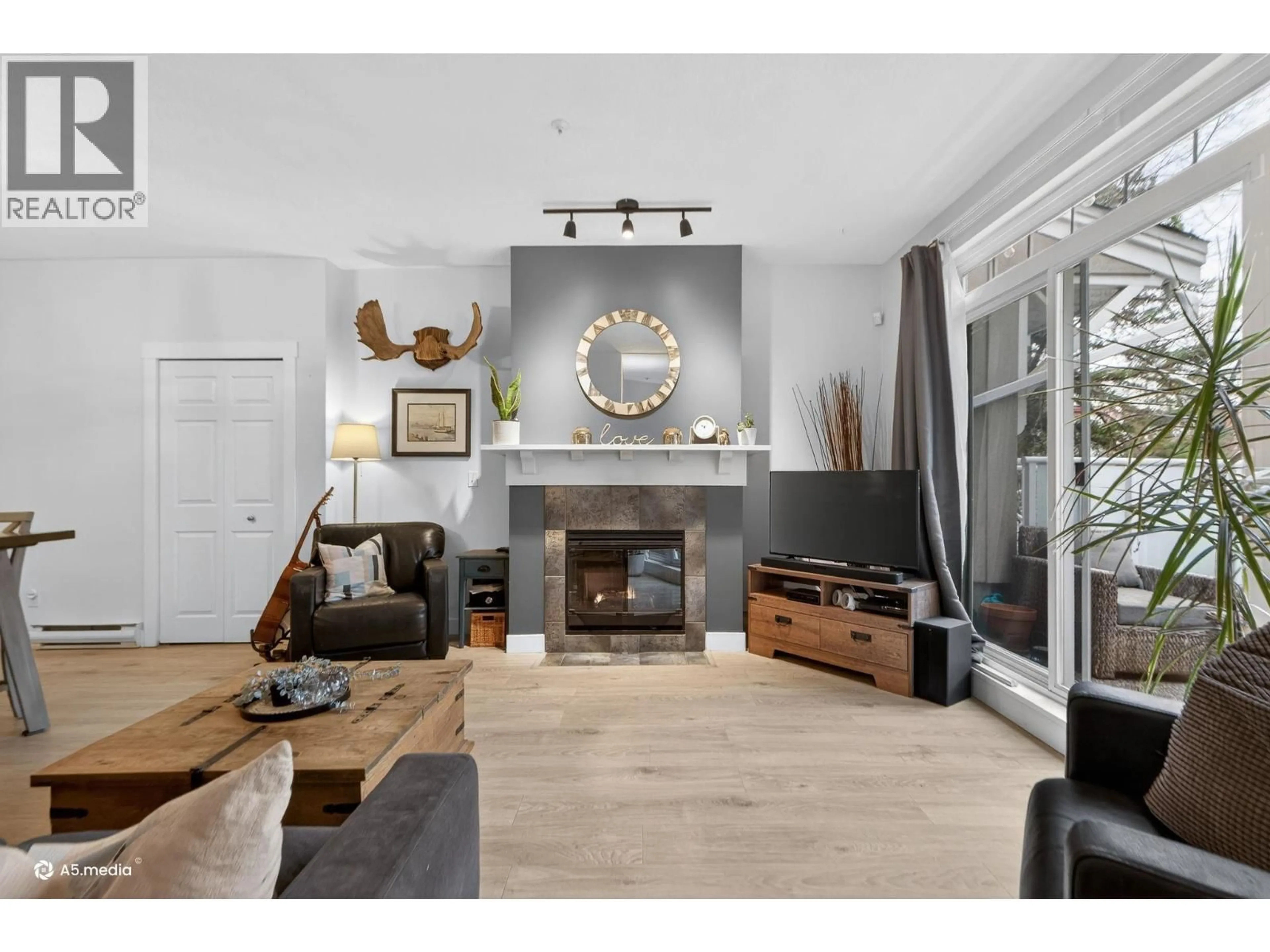 Living room with furniture, wood/laminate floor for 86 - 2422 HAWTHORNE AVENUE, Port Coquitlam British Columbia V3C6K7