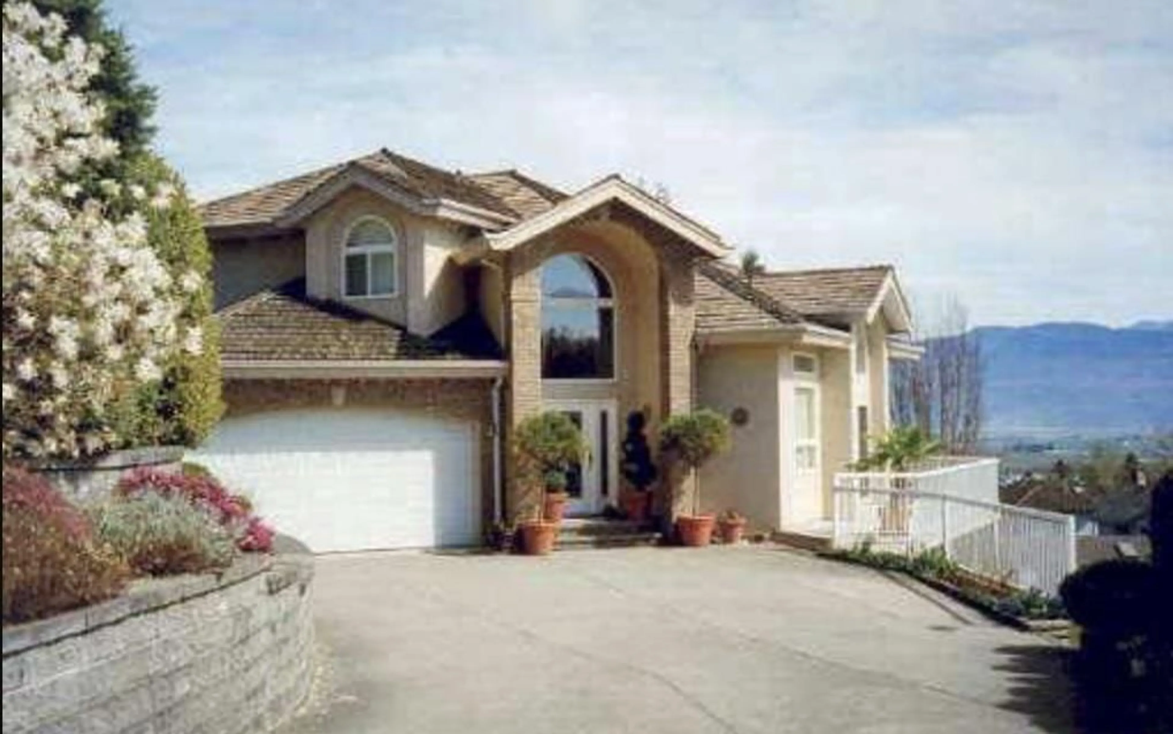 Home with vinyl exterior material, street for 2247 MOUNTAIN DRIVE, Abbotsford British Columbia V3G1E4