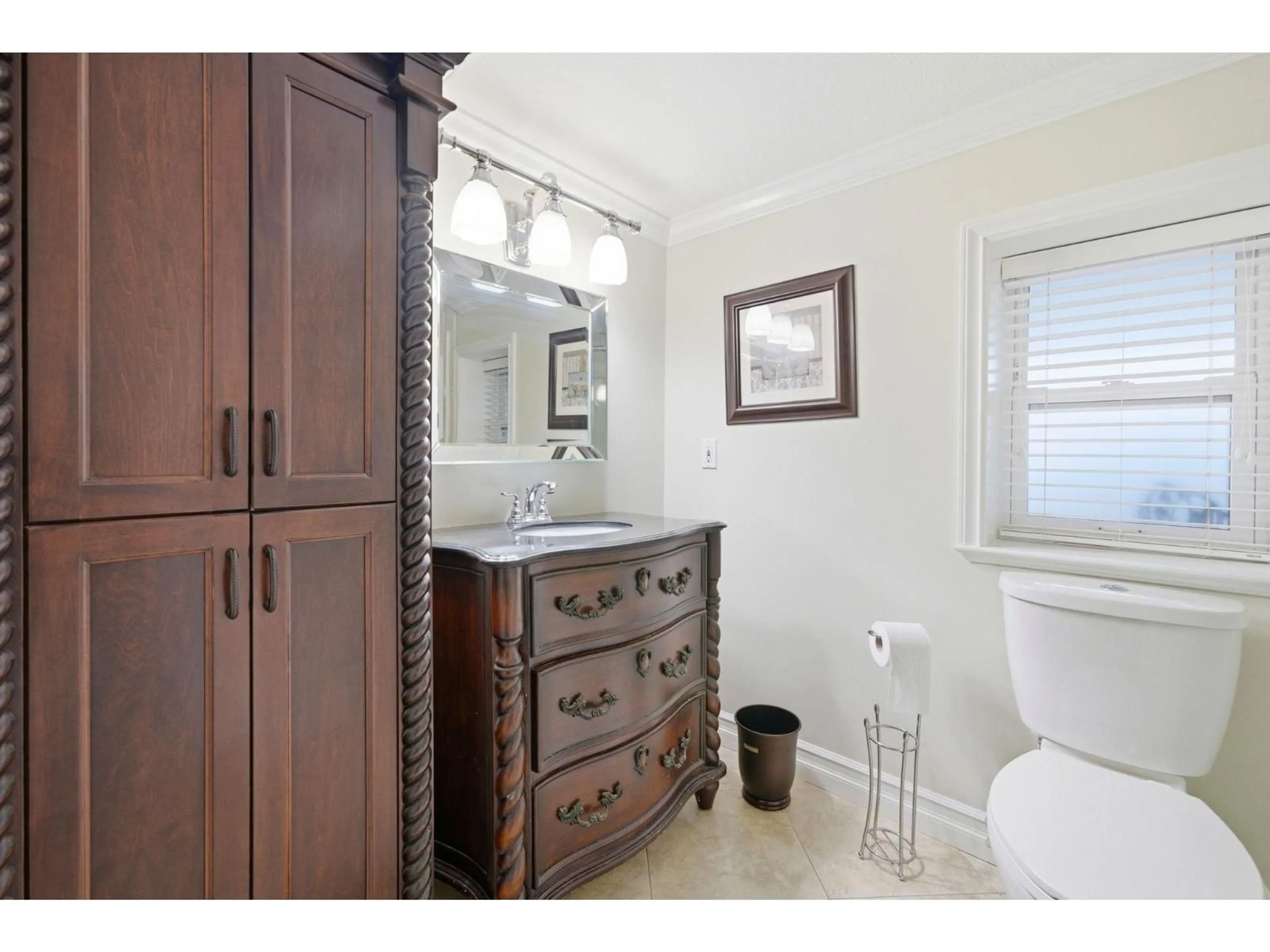 Standard bathroom, ceramic/tile floor for 2247 MOUNTAIN DRIVE, Abbotsford British Columbia V3G1E4