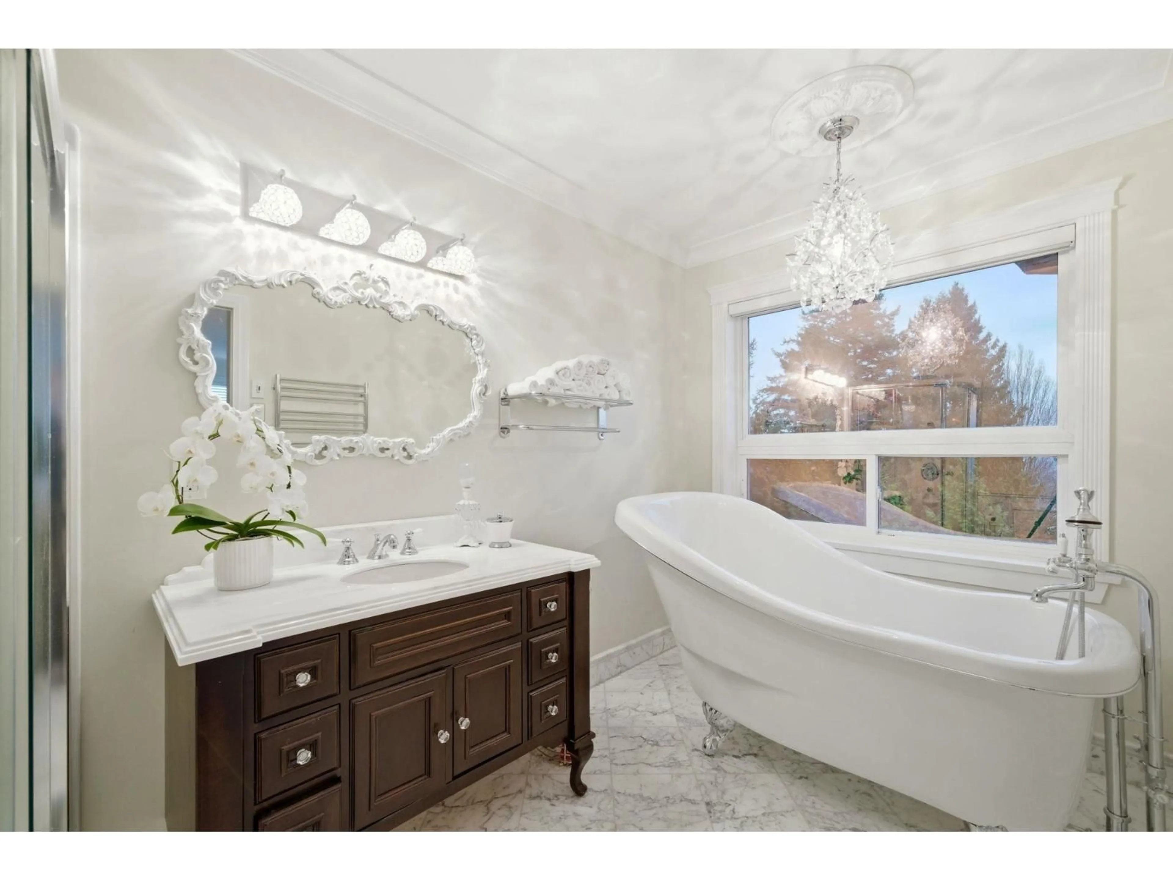 Contemporary bathroom, ceramic/tile floor for 2247 MOUNTAIN DRIVE, Abbotsford British Columbia V3G1E4