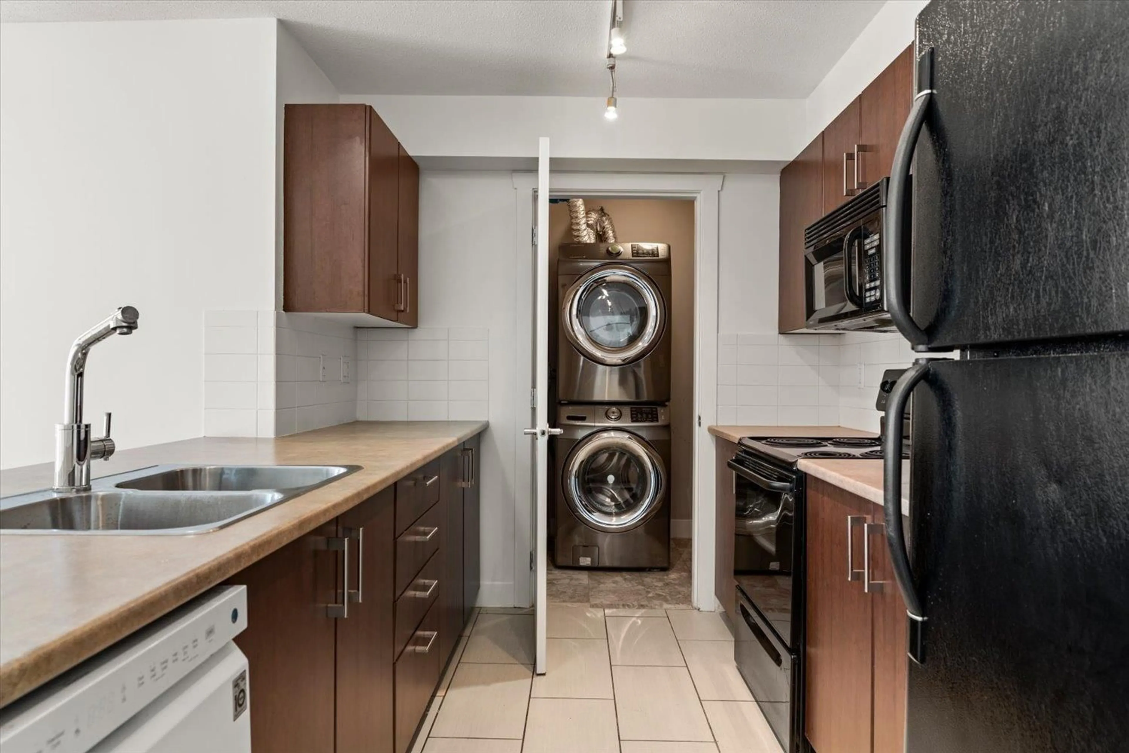 Standard kitchen, unknown for 109 - 45555 YALE ROAD, Chilliwack British Columbia V2P0A9