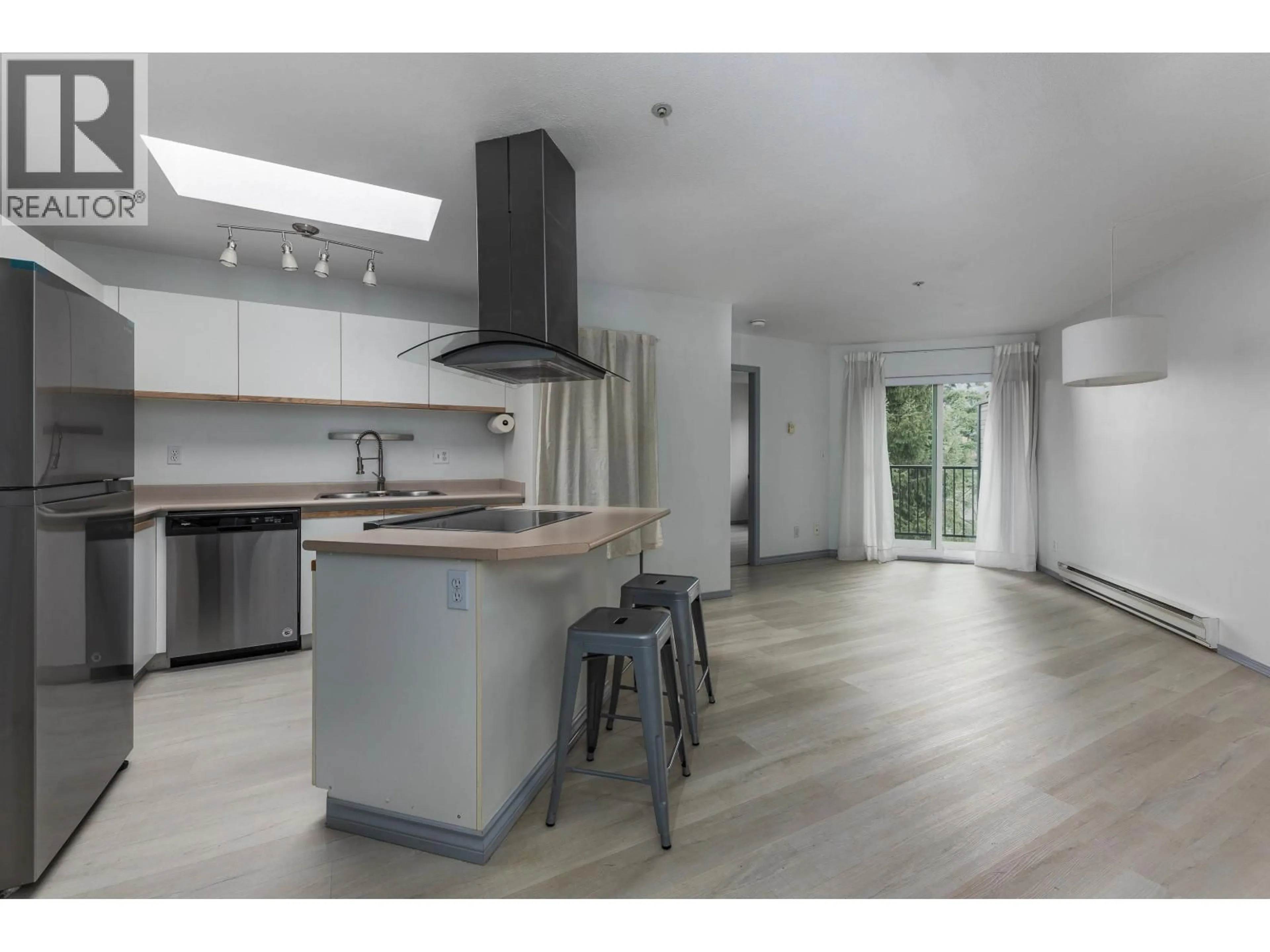 Open concept kitchen, wood/laminate floor for E309 - 40180 WILLOW CRESCENT, Squamish British Columbia V8B0M3