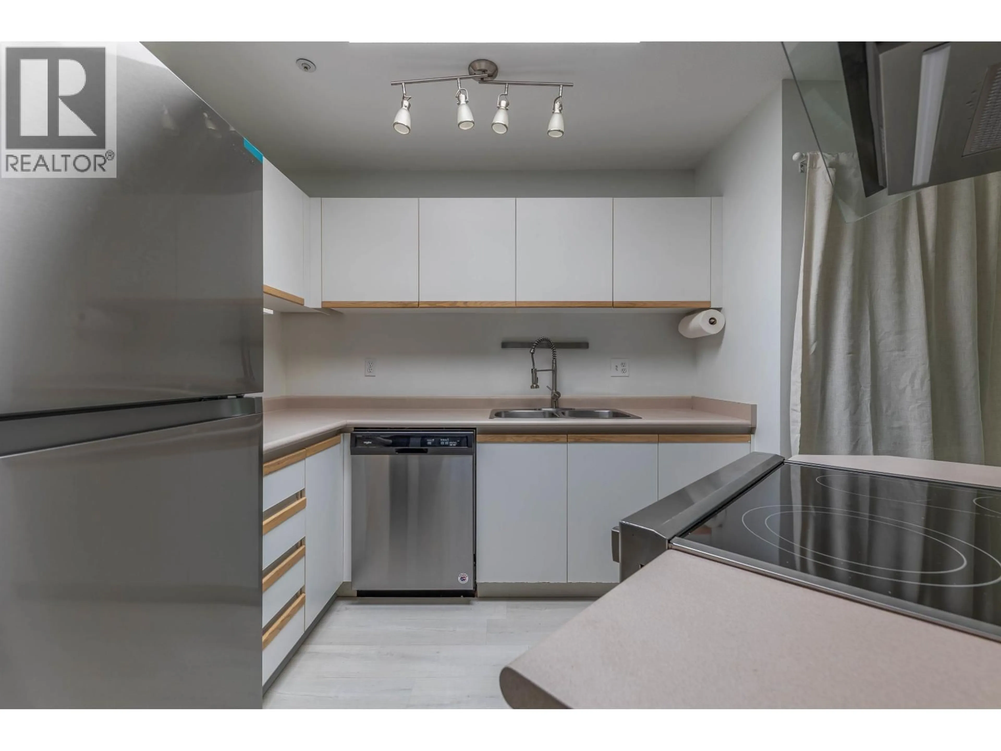 Standard kitchen, unknown for E309 - 40180 WILLOW CRESCENT, Squamish British Columbia V8B0M3