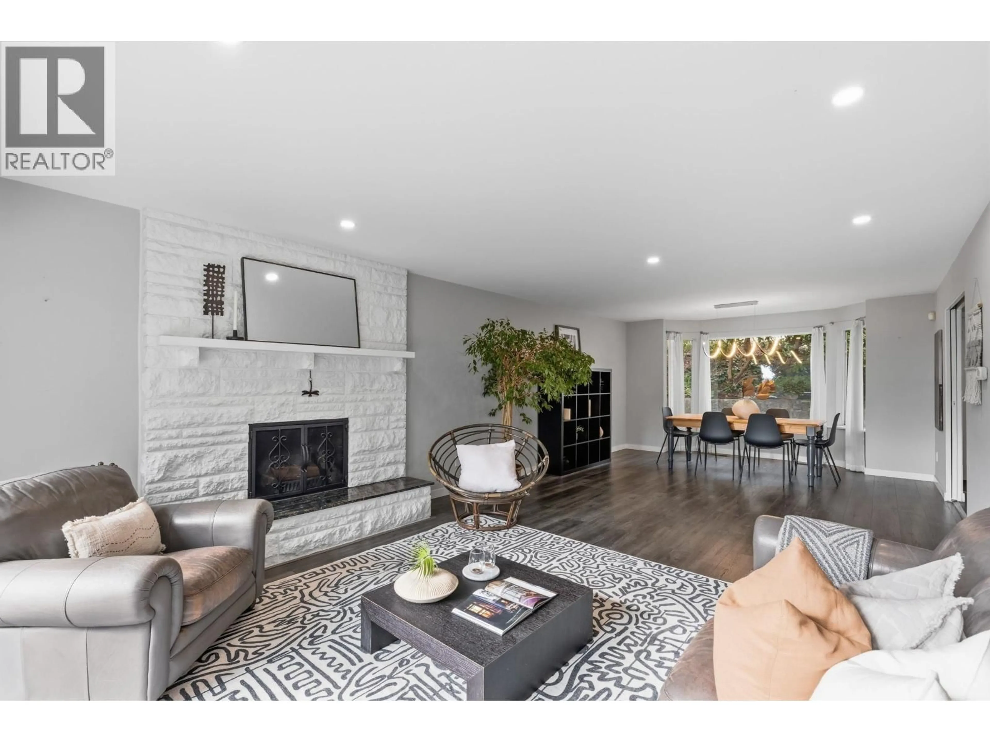 Living room with furniture, unknown for 363 DARTMOOR DRIVE, Coquitlam British Columbia V3K5R6