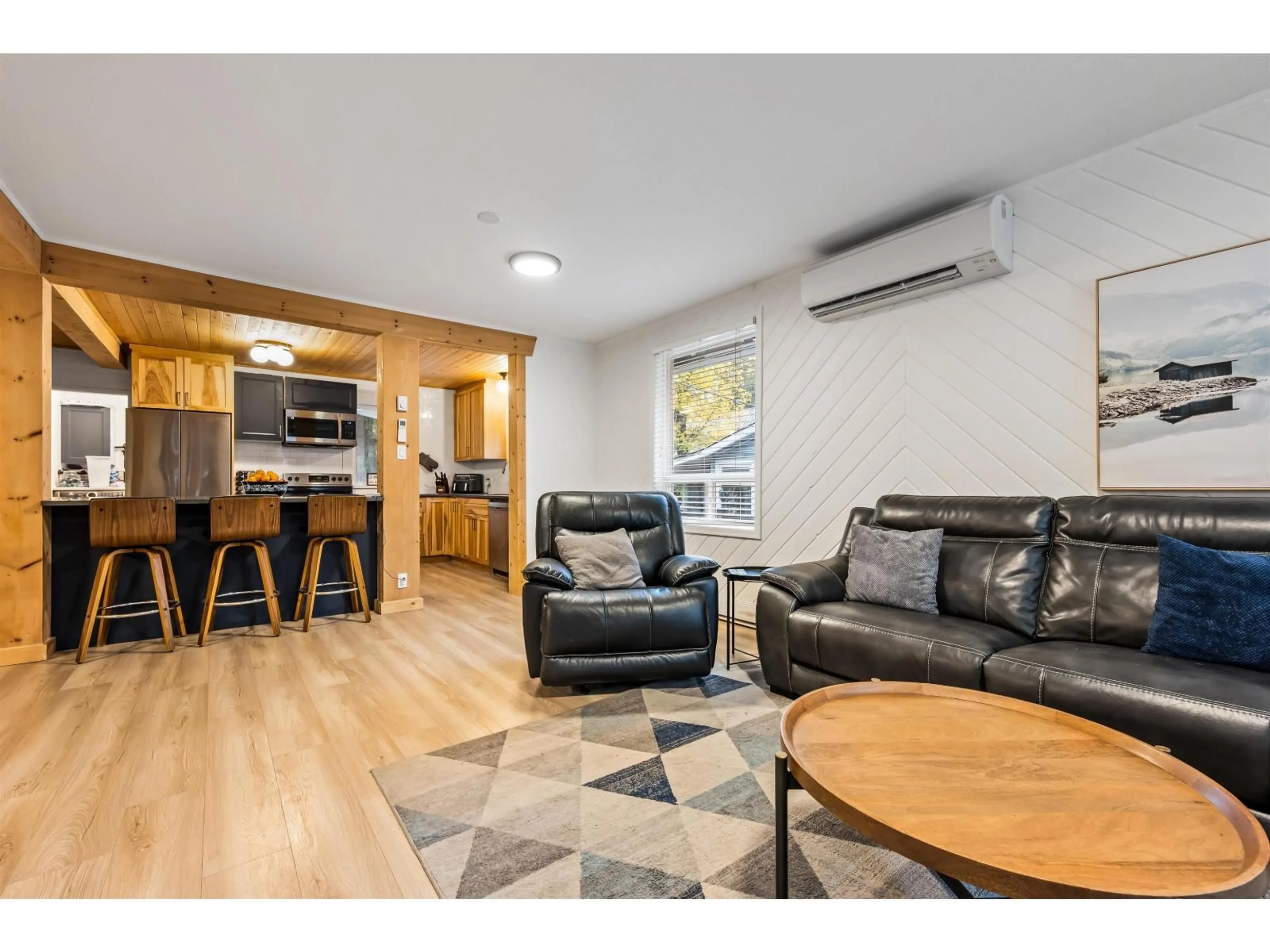 Living room with furniture, wood/laminate floor for 275 FIR STREET, Cultus Lake British Columbia V2R4Y5