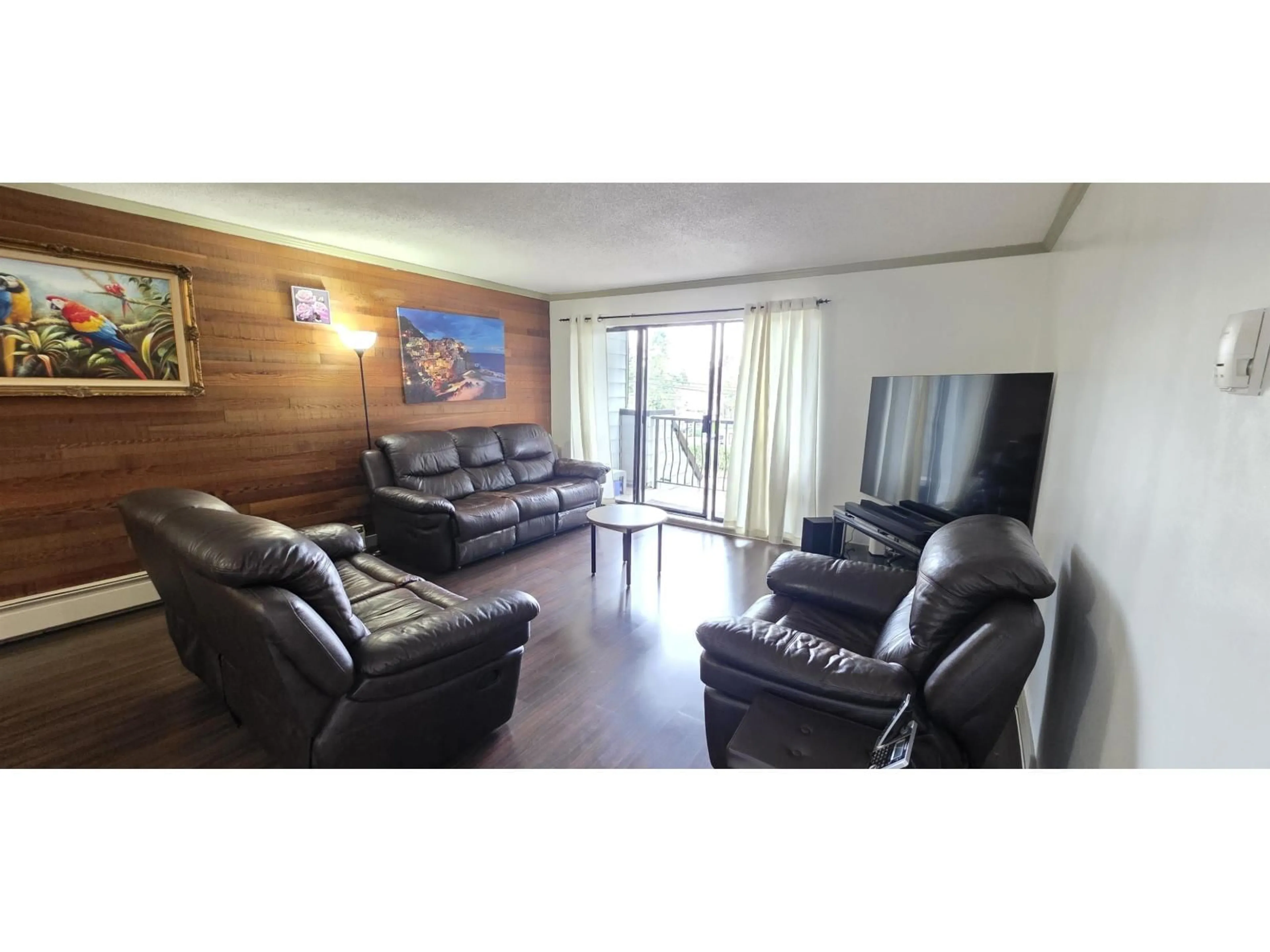 Living room with furniture, wood/laminate floor for 202 - 7473 140 STREET, Surrey British Columbia V3W6G5