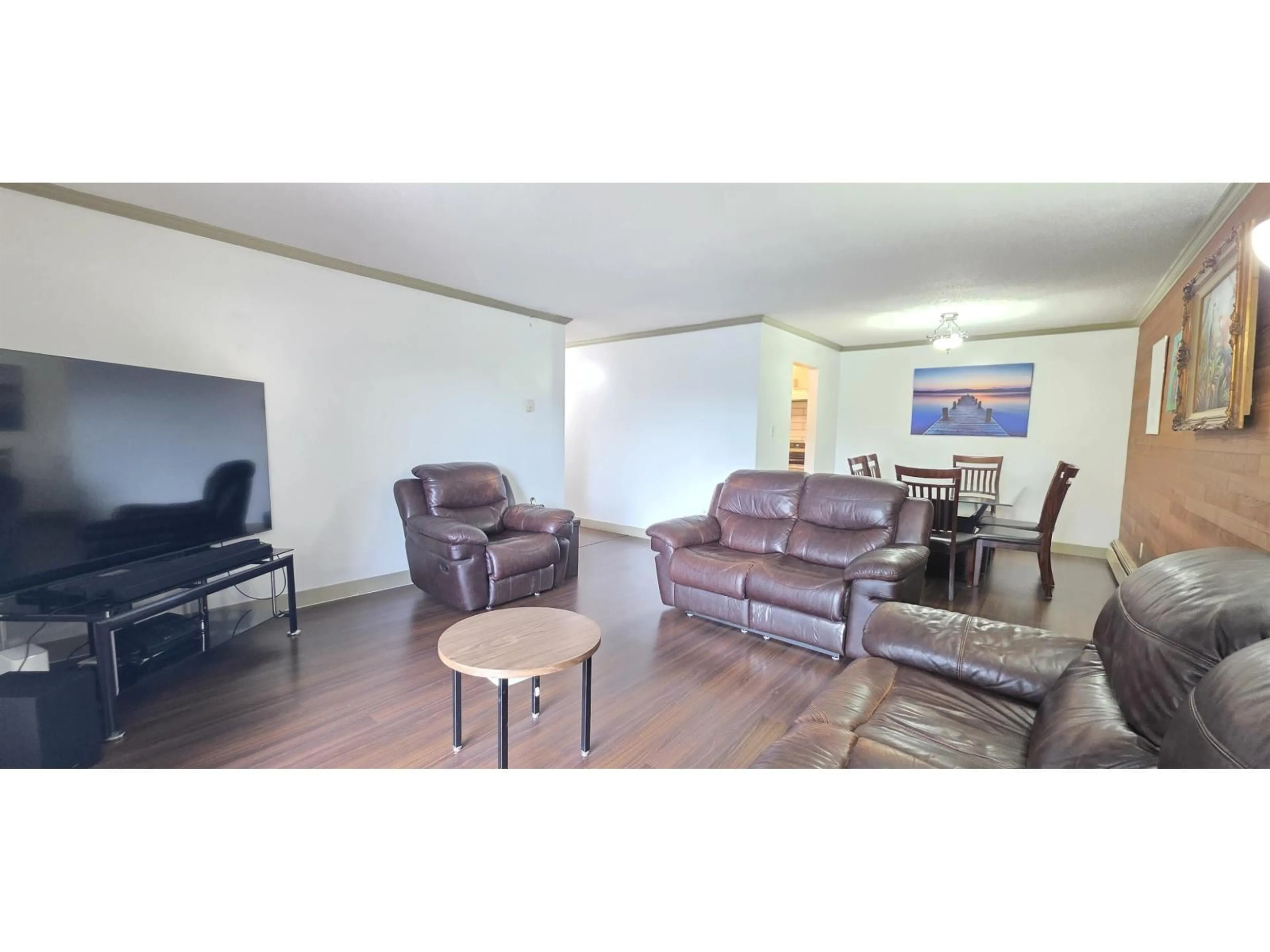Living room with furniture, wood/laminate floor for 202 - 7473 140 STREET, Surrey British Columbia V3W6G5