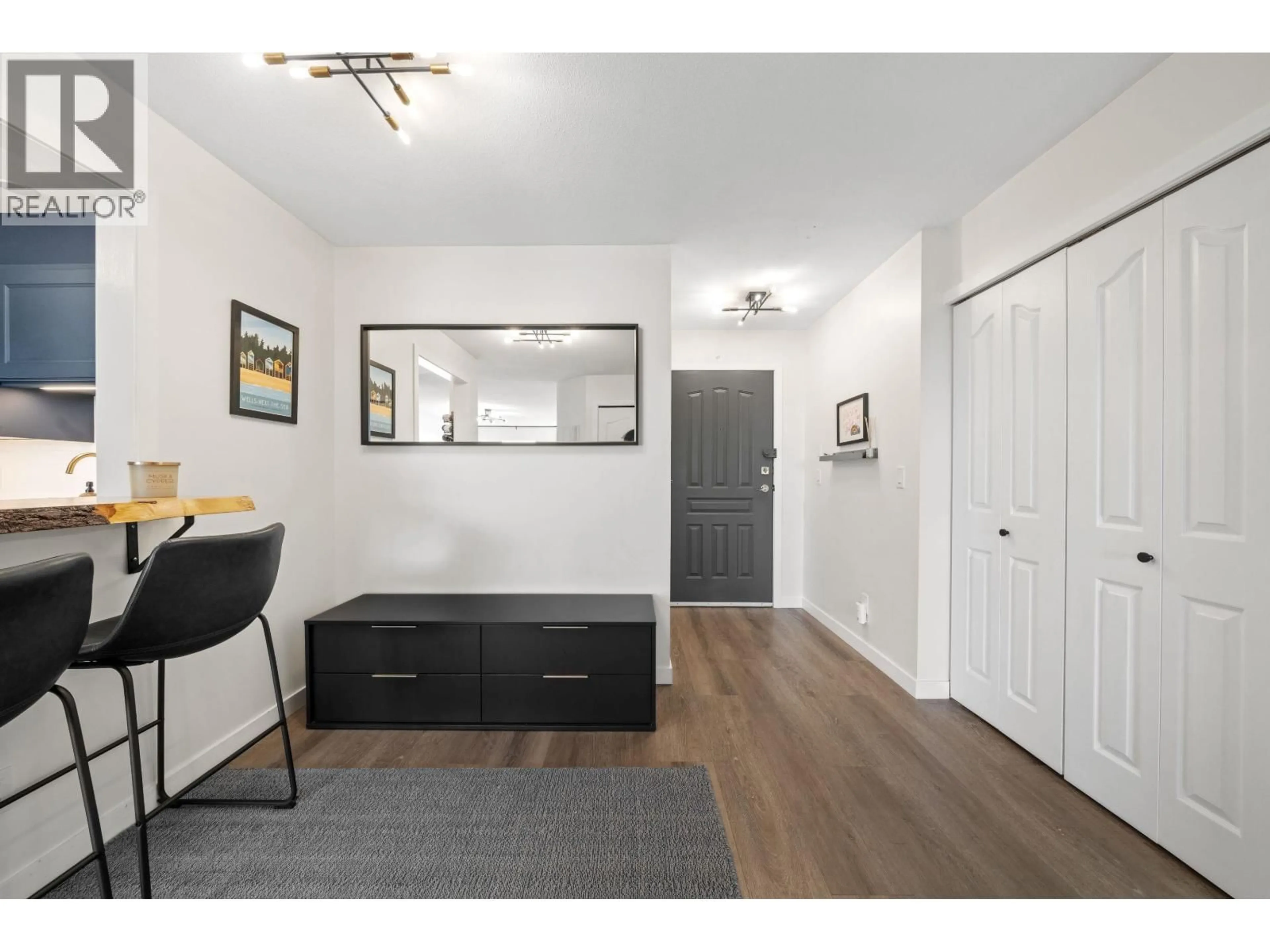 Indoor entryway for 203 - 202 MOWAT STREET, New Westminster British Columbia V3M4B2