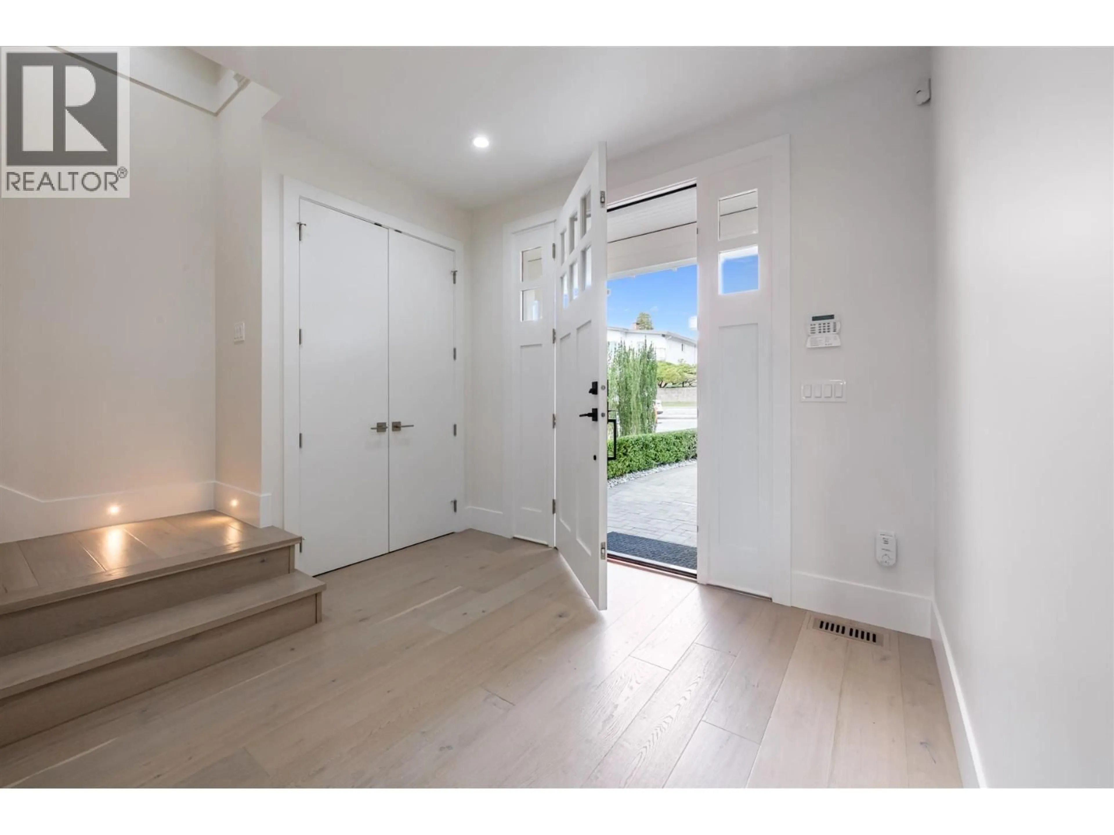 Indoor entryway for 6220 LOCHDALE STREET, Burnaby British Columbia V5B2M5