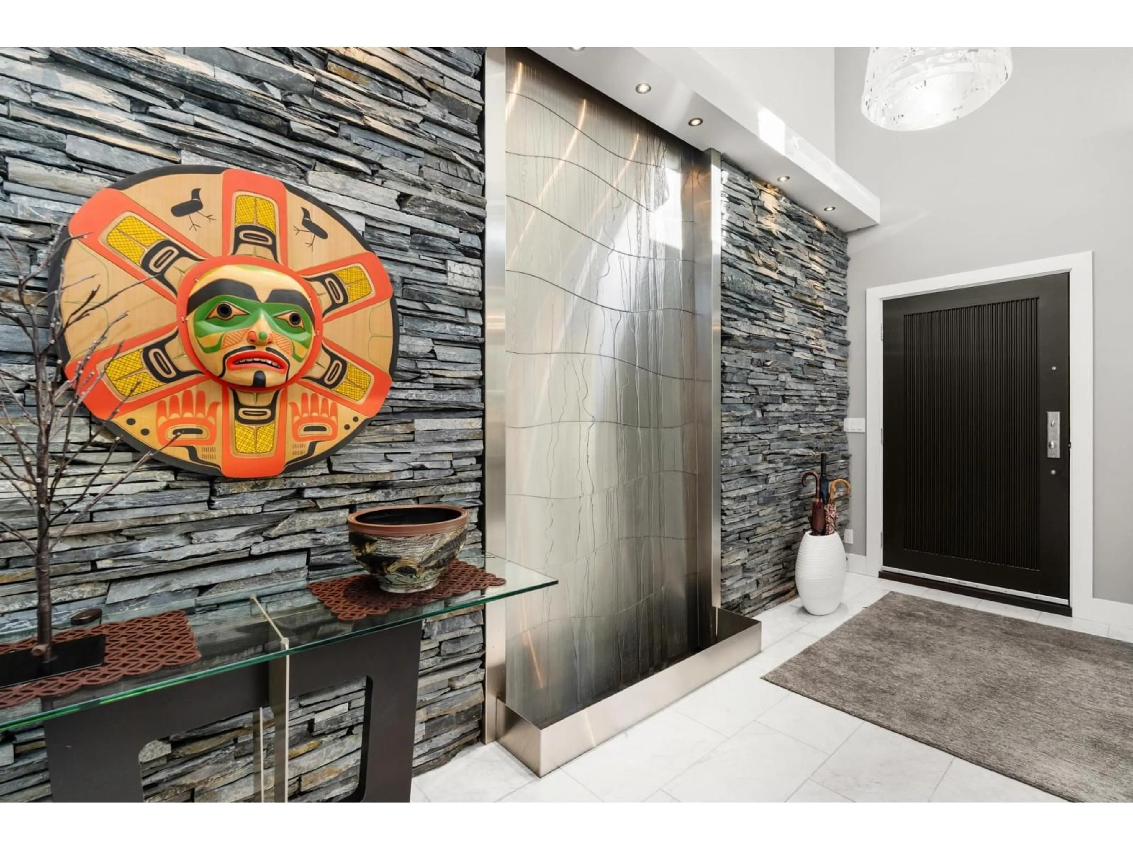 Indoor entryway for 15461 18TH AVENUE, Surrey British Columbia V4A1X1