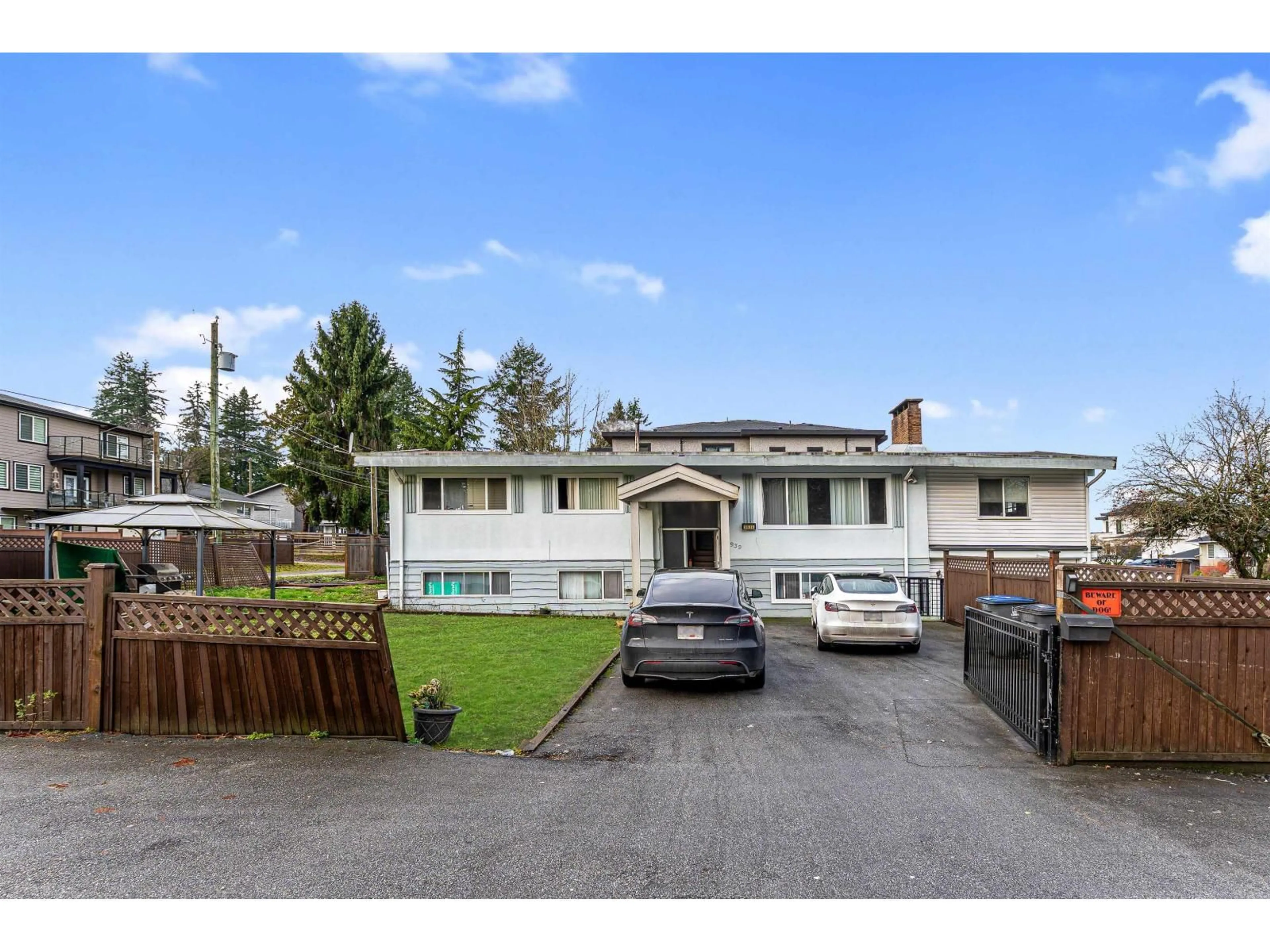 A pic from outside/outdoor area/front of a property/back of a property/a pic from drone, unknown for 9939 119A STREET, Surrey British Columbia V3V4B3