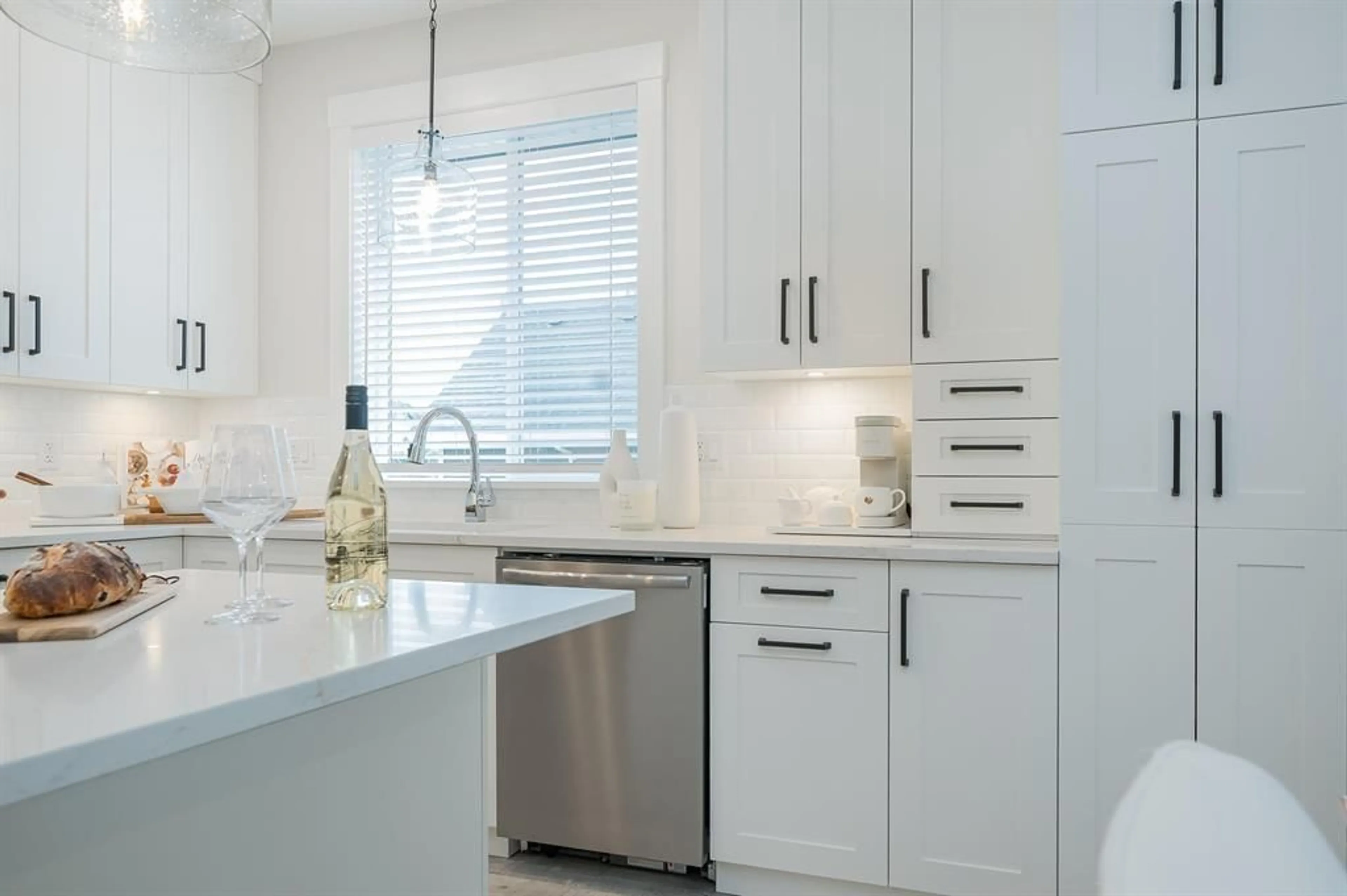 Contemporary kitchen, ceramic/tile floor for 60 - 6211 CHILLIWACK RIVER ROAD, Chilliwack British Columbia V2R6A7