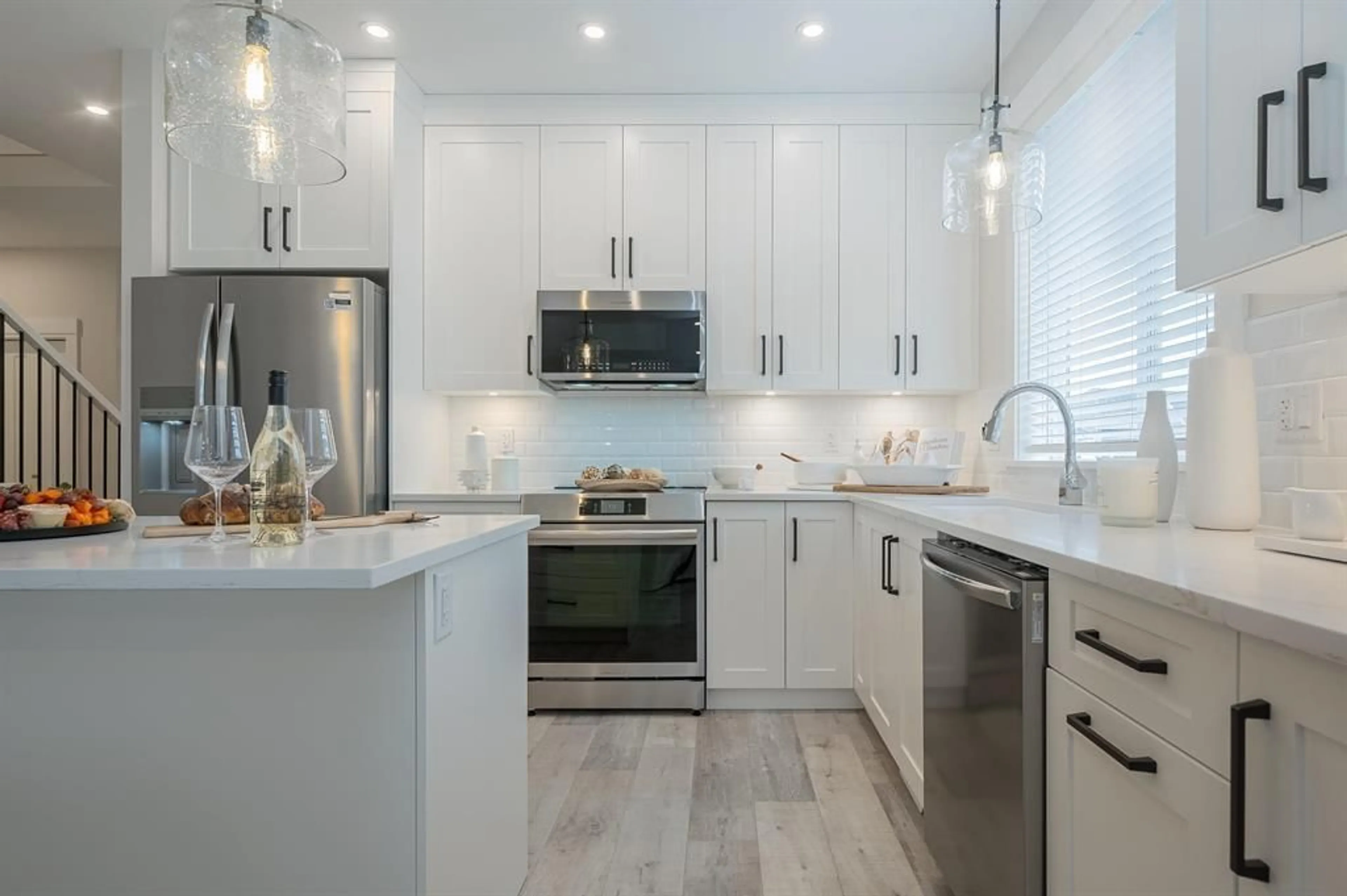 Contemporary kitchen, ceramic/tile floor for 89 - 6211 CHILLIWACK RIVER ROAD, Chilliwack British Columbia V2R6A7